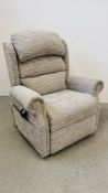 A SMART MOTION ELECTRIC RECLINING EASY CHAIR - SOLD AS SEEN.