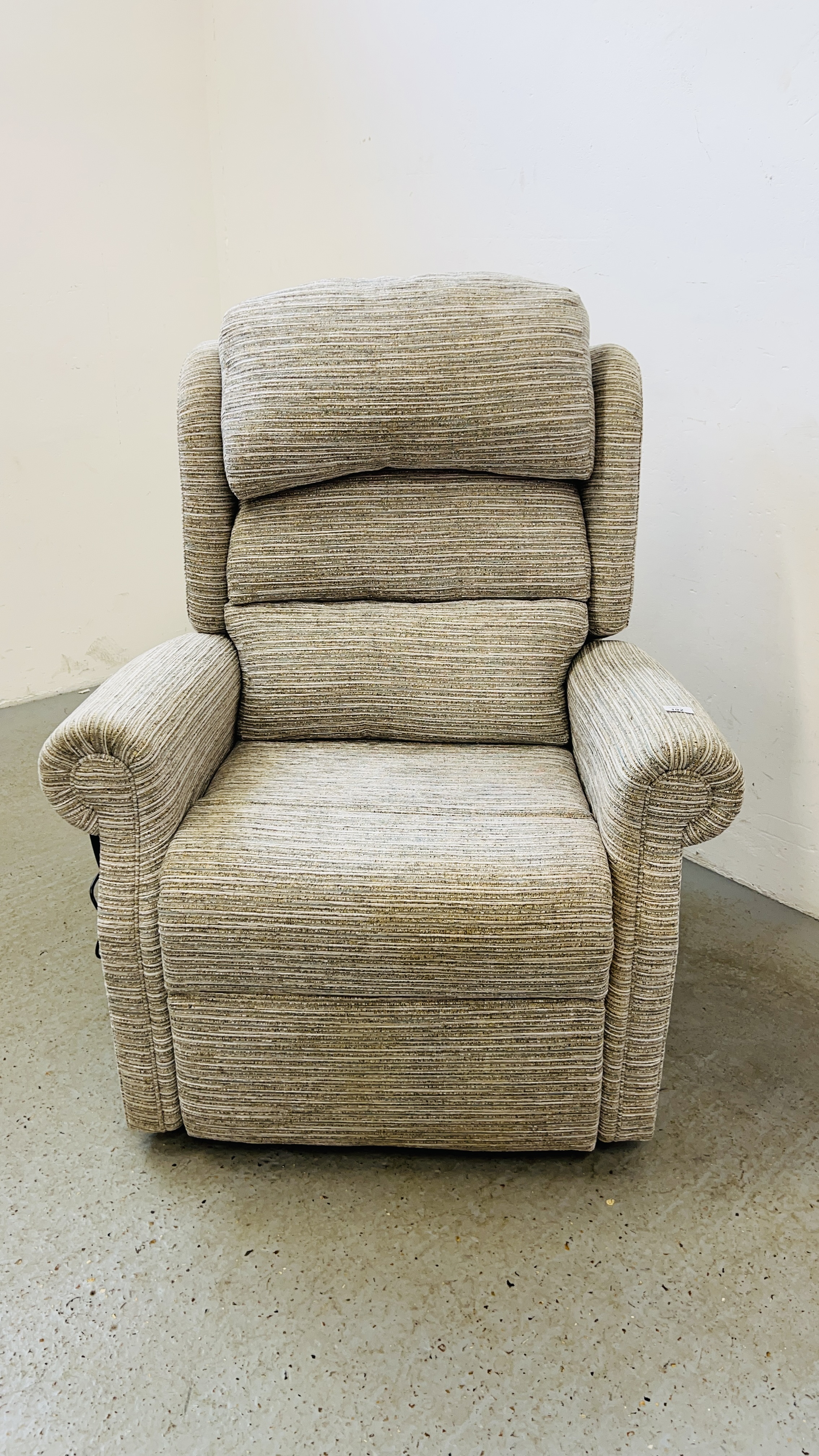 A SMART MOTION ELECTRIC RECLINING EASY CHAIR - SOLD AS SEEN. - Image 5 of 8