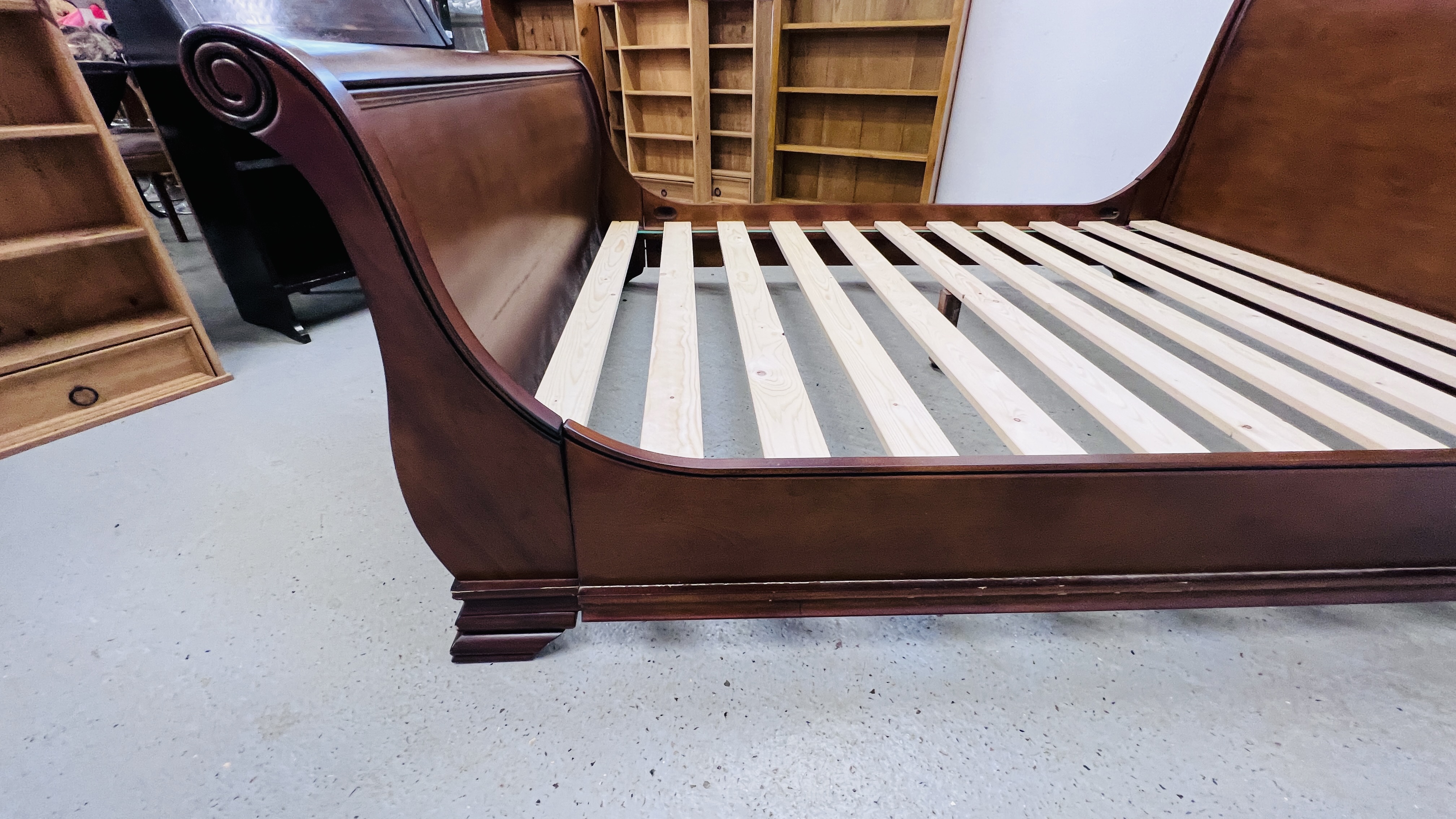 A MODERN MAHOGANY FINISH KINGSIZE SLEIGH BEDSTEAD. - Image 5 of 9