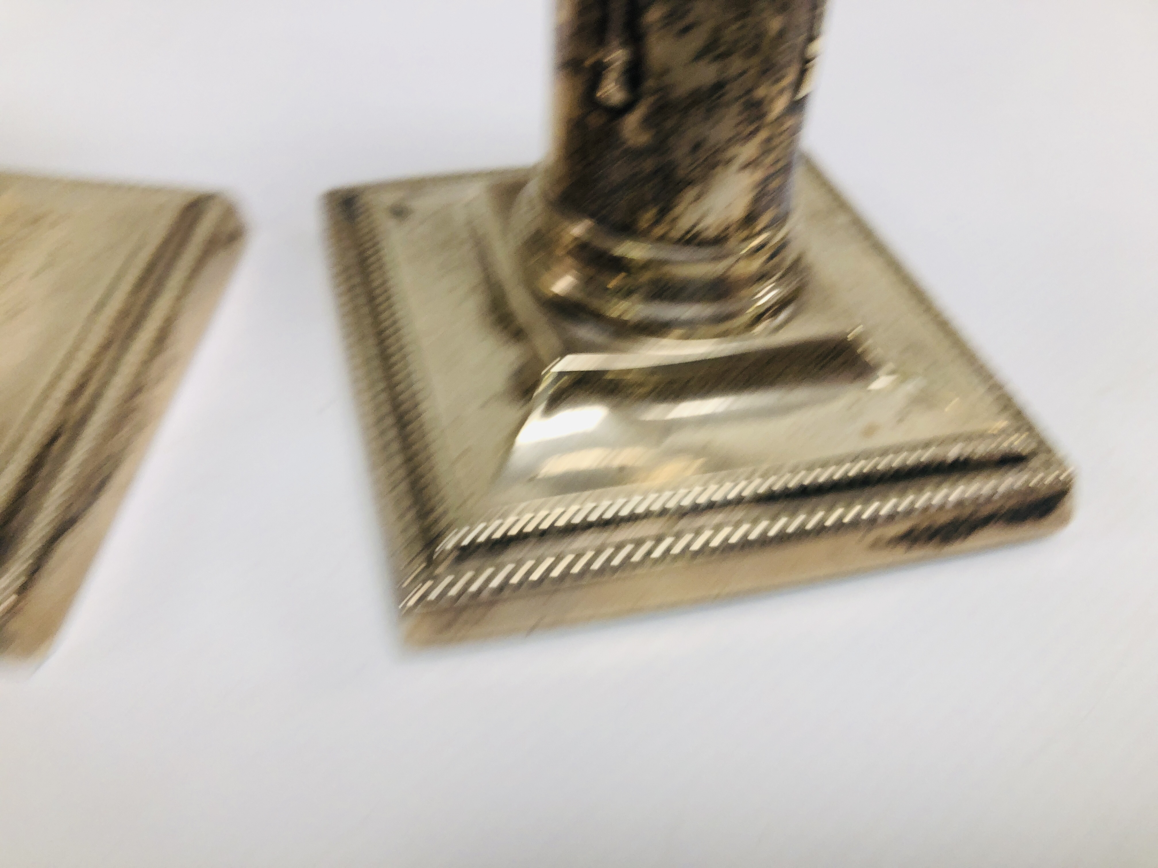 A PAIR OF SILVER CANDLESTICKS ON SQUARE BASES, LONDON ASSAY, H 12.5CM. - Image 6 of 9