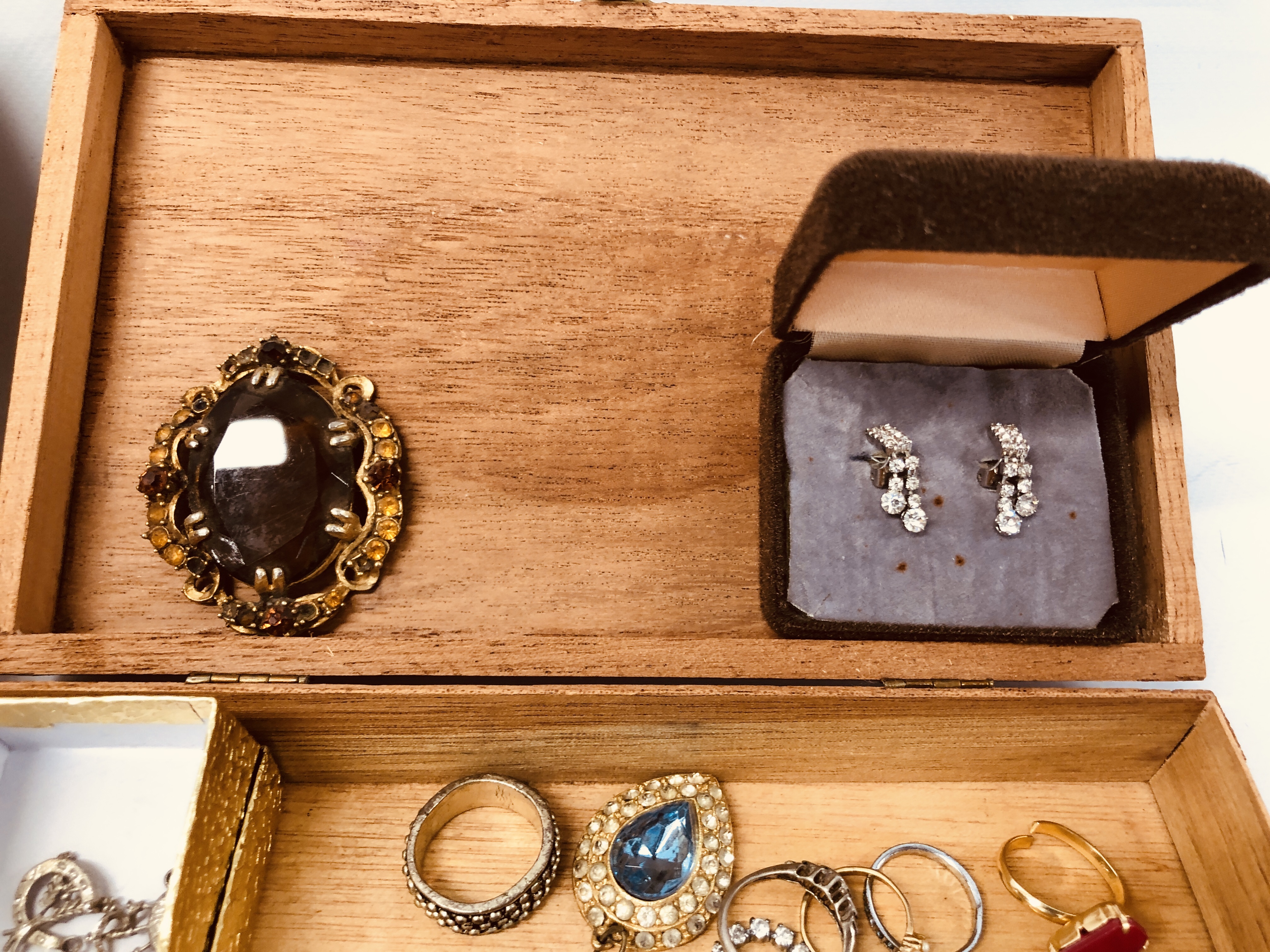 TWO SMALL BOXES OF COSTUME JEWELLERY - Image 5 of 7