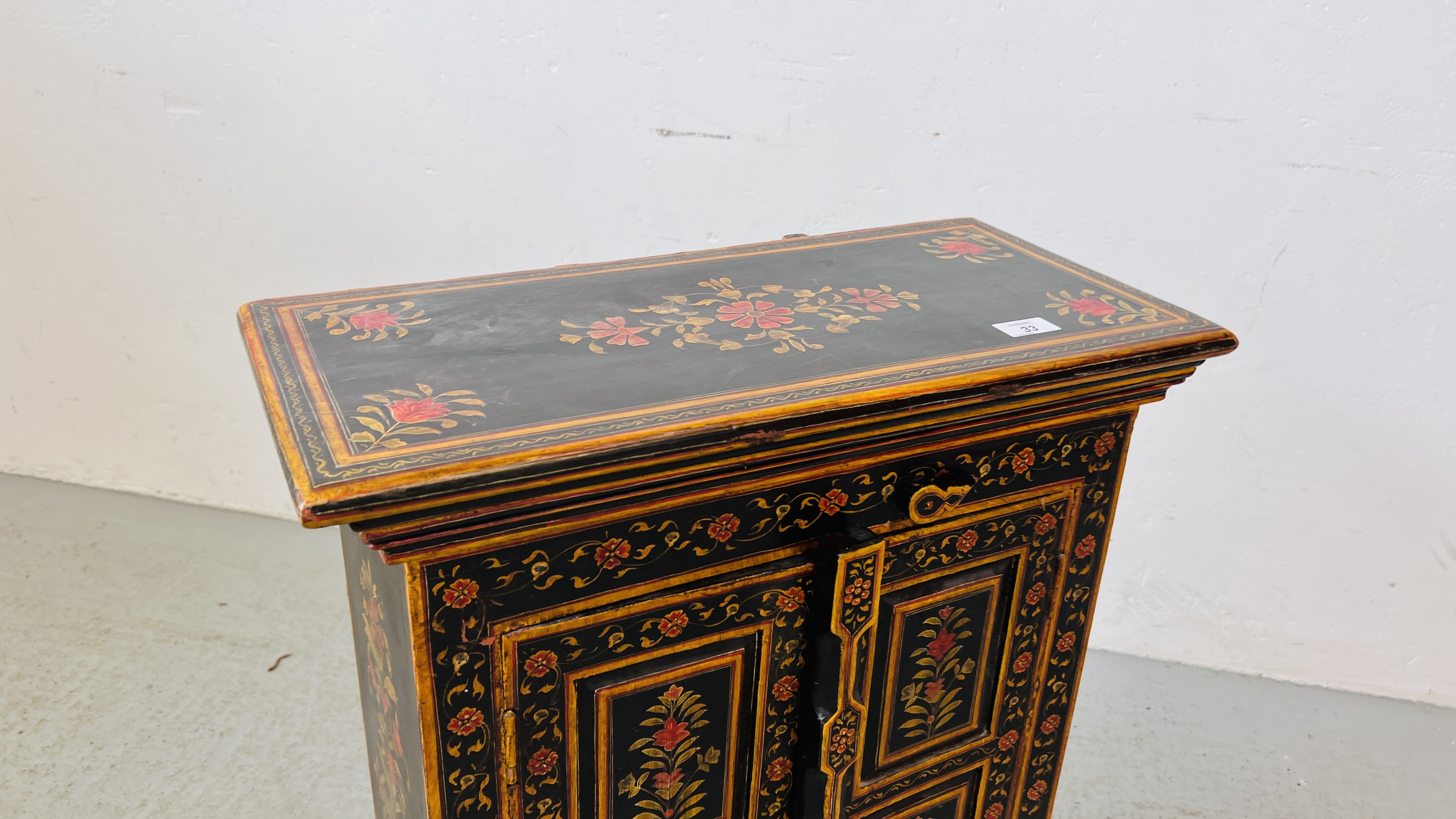 HARDWOOD EASTERN TWO DOOR TWO DRAWER CABINET WITH PAINTED CHASED AND FLOWER DECORATION, W 57CM, - Bild 2 aus 8