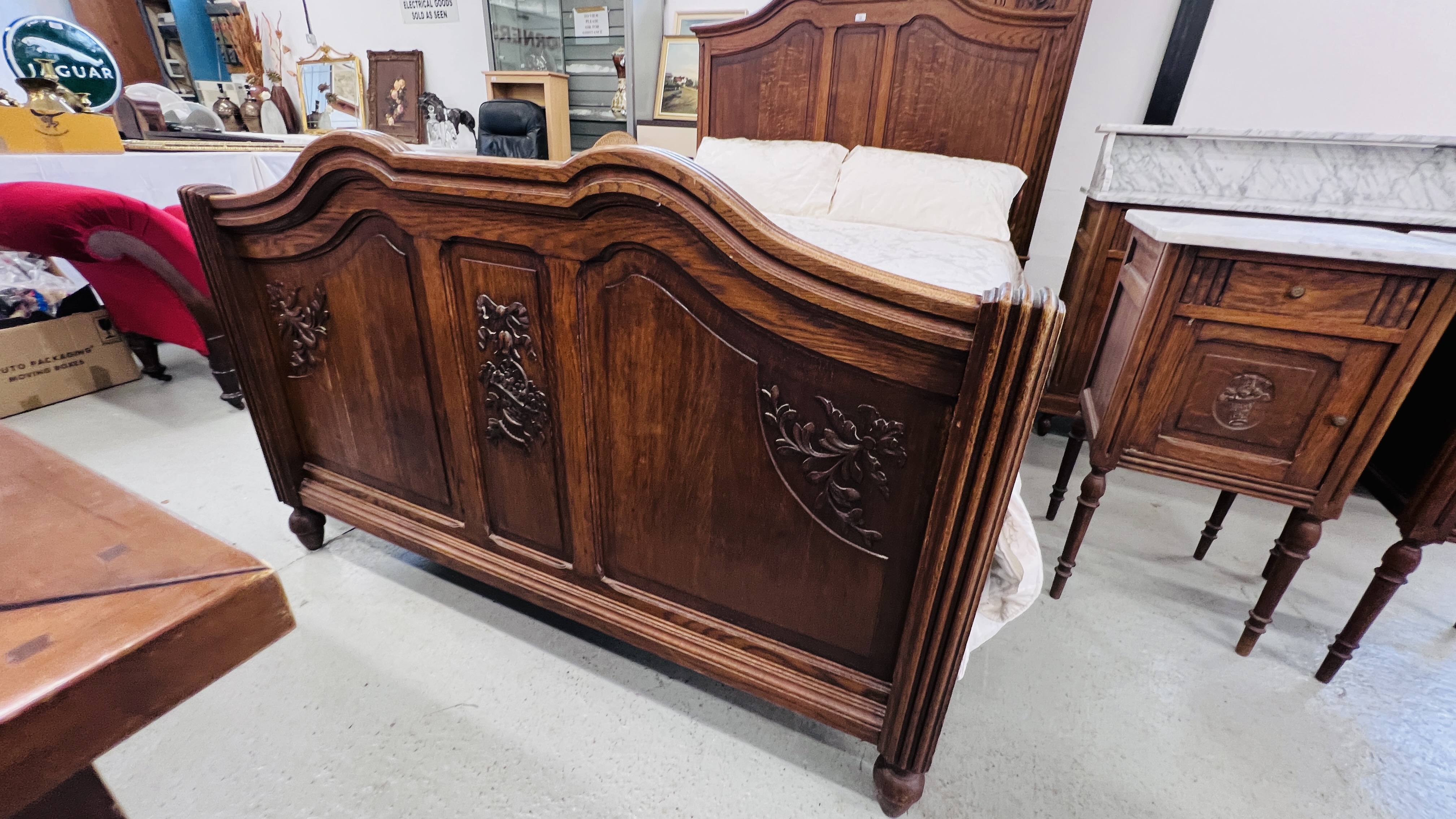 A DUTCH STYLE SOLID OAK FIVE PIECE BEDROOM SUITE COMPRISING OF DOUBLE BEDSTEAD WITH HIGH GROVE BEDS - Image 15 of 23