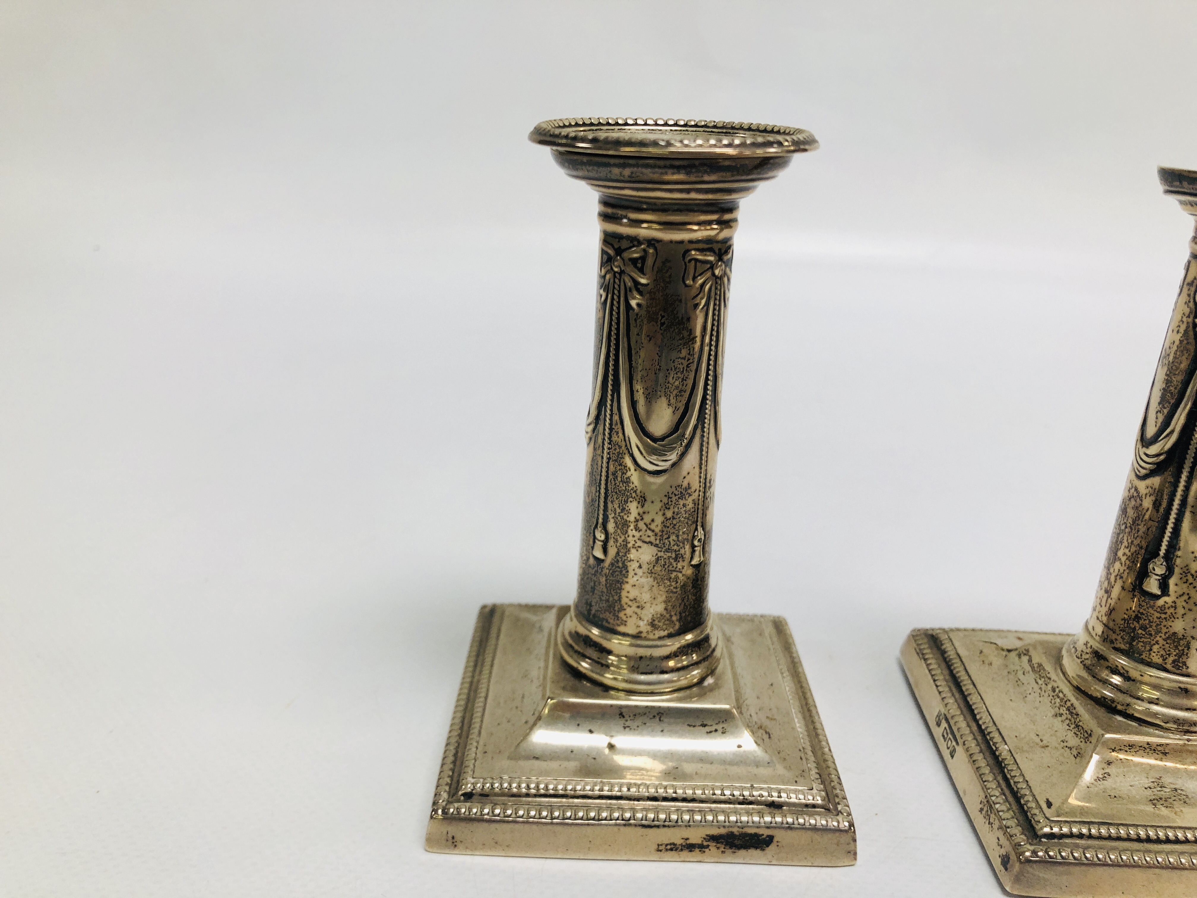 A PAIR OF SILVER CANDLESTICKS ON SQUARE BASES, LONDON ASSAY, H 12.5CM. - Bild 4 aus 9