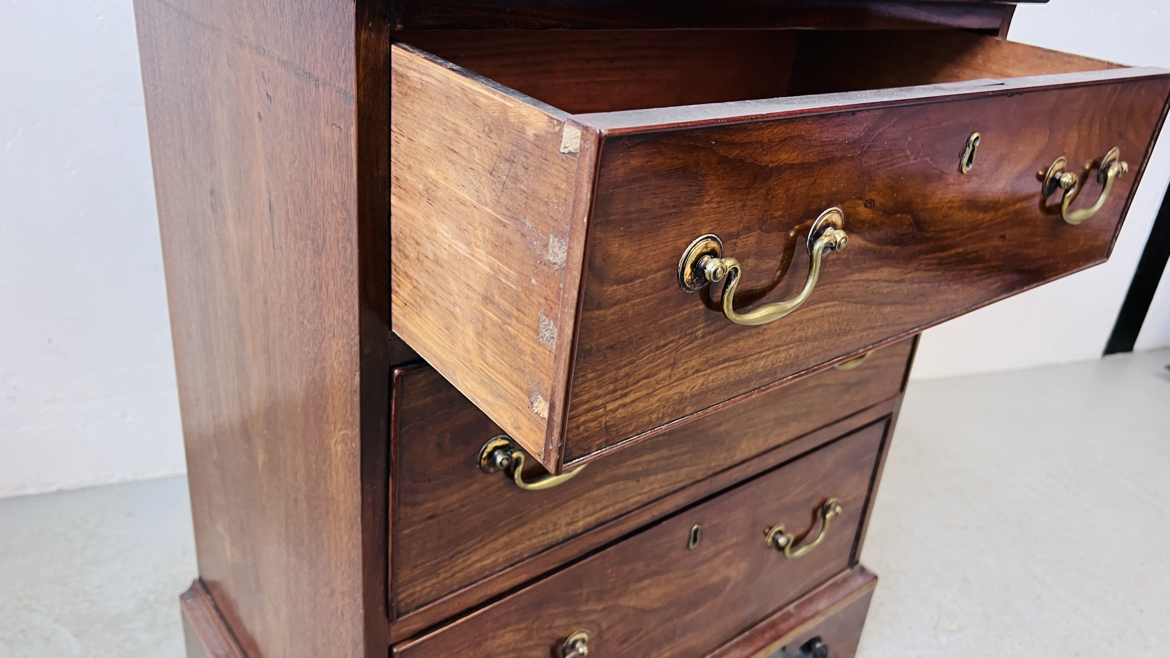 A MAHOGANY THREE DRAWER CHEST, GEORGIAN AND LATER, W 66CM. - Image 8 of 8