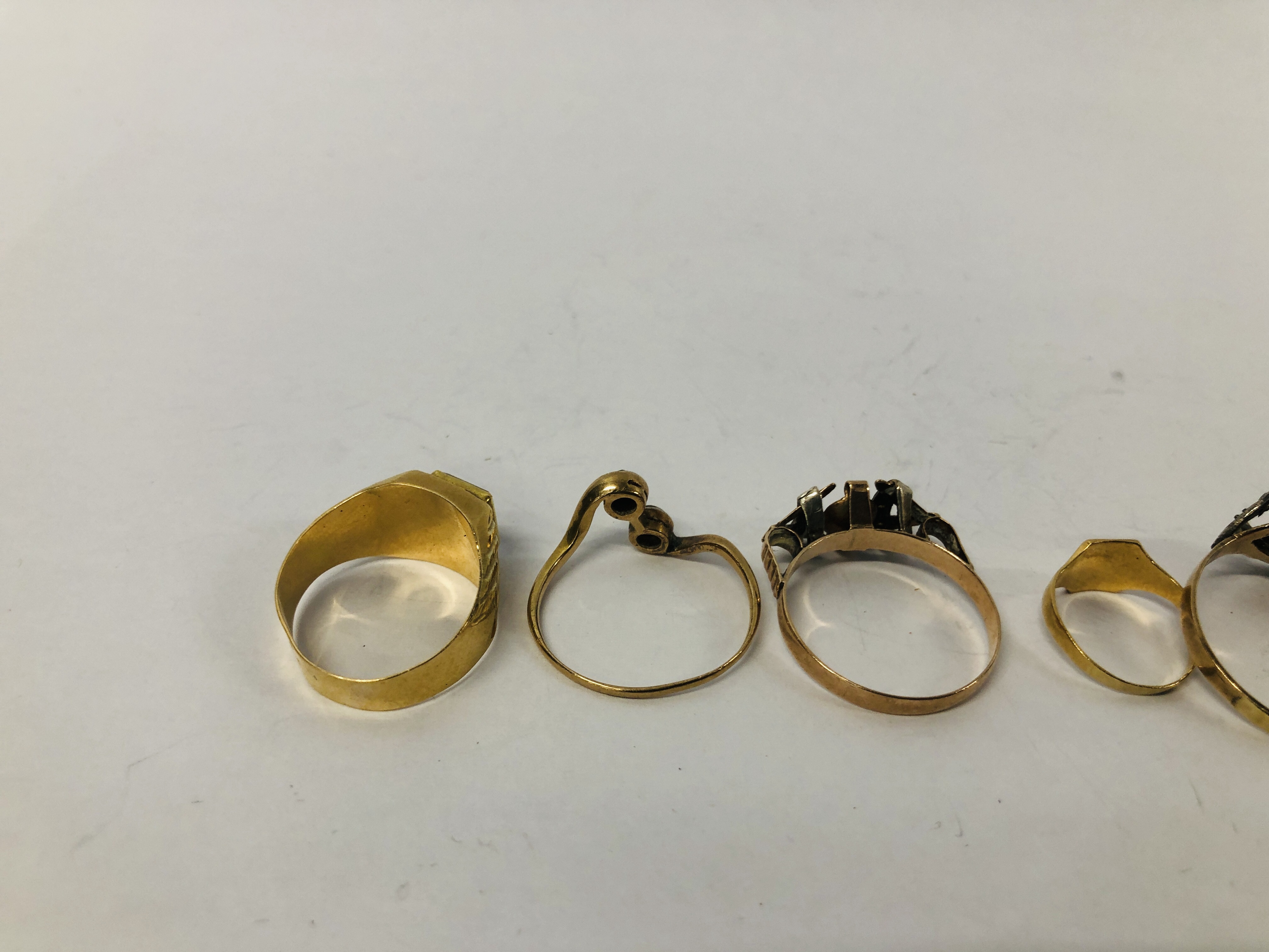 SEVEN ASSORTED YELLOW METAL RINGS TO INCLUDE A WEDDING BAND (2 HAVE INDISTINCT MARKS AND ALL - Image 7 of 9