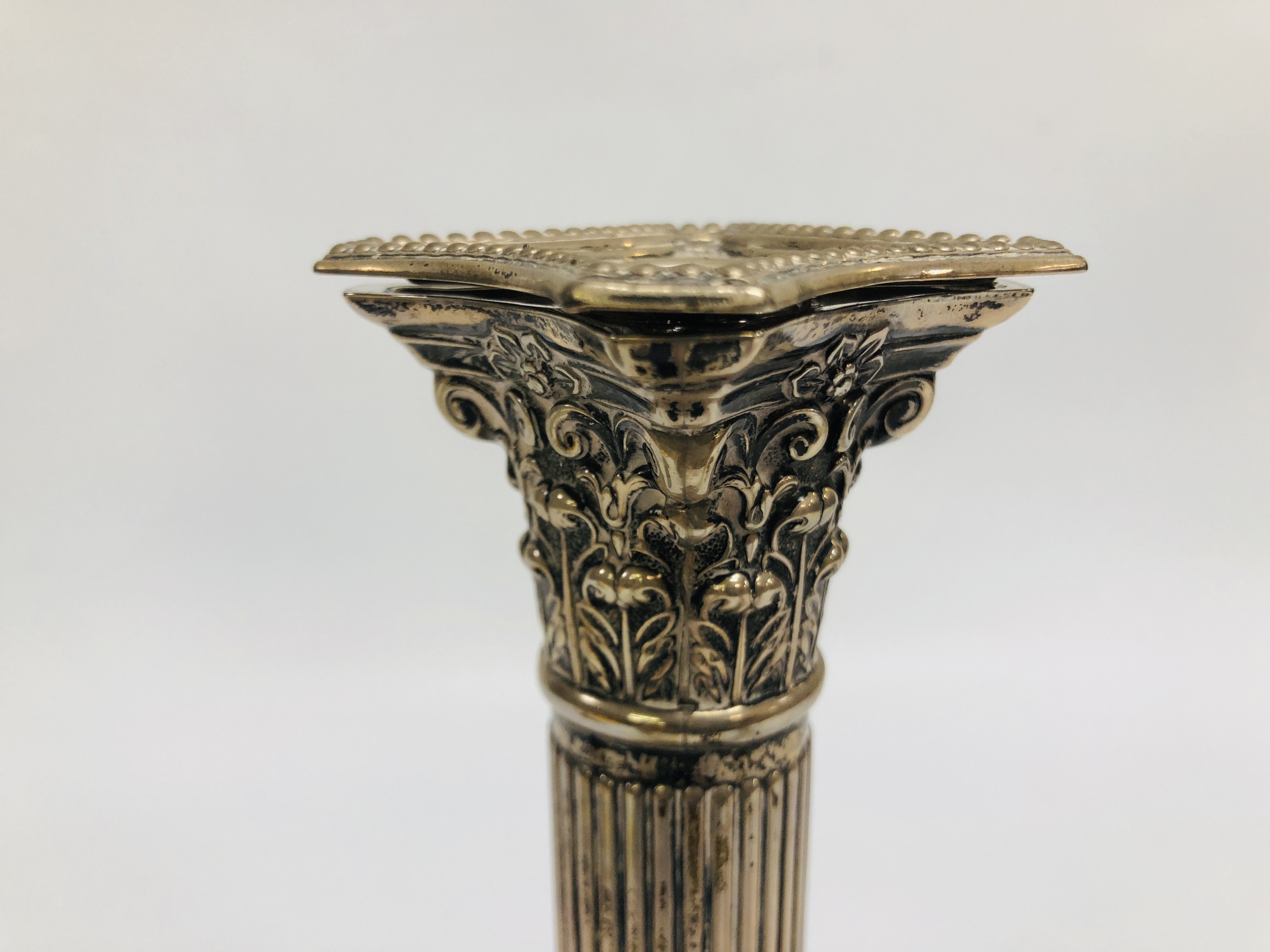 A PAIR OF SILVER CANDLESTICKS IN THE FORM OF CORINTHIAN COLUMNS, BIRMINGHAM ASSAY, H 26CM (FILLED). - Image 18 of 23