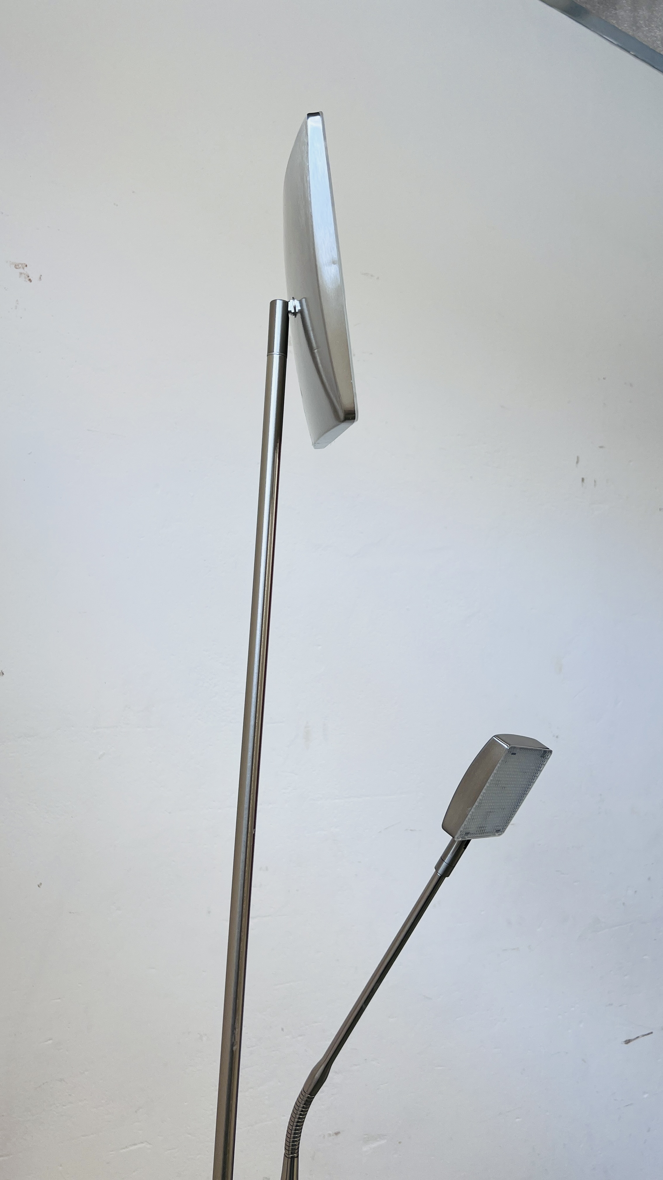 A MODERN STAINLESS STEEL FINISH ANGLE POISE LED LAMP WITH READING LIGHT - SOLD AS SEEN. - Image 7 of 11