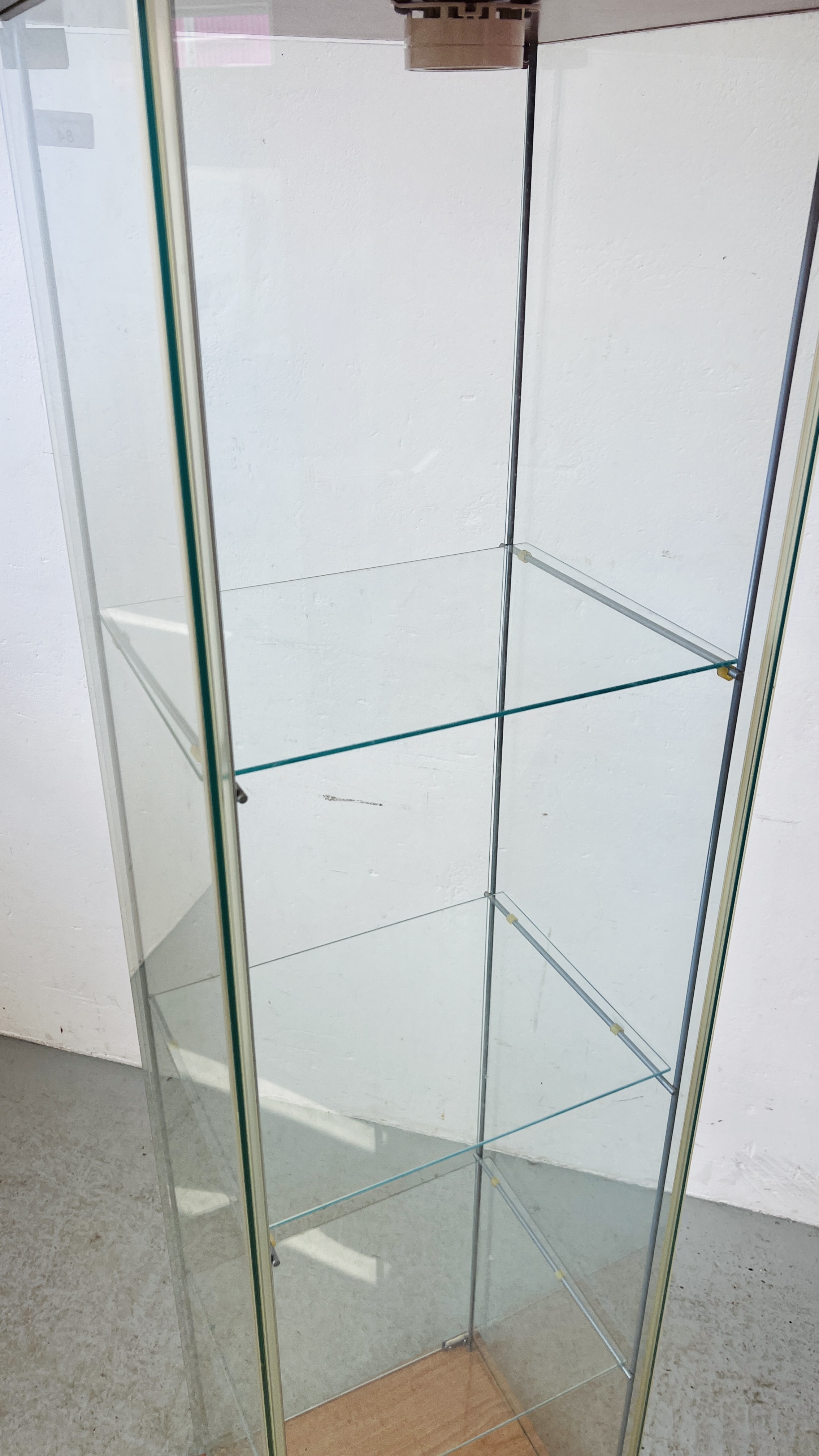 A THREE TIER UPRIGHT DISPLAY CASE, H 163.5CM, D 35CM, W 40CM. - Image 3 of 6