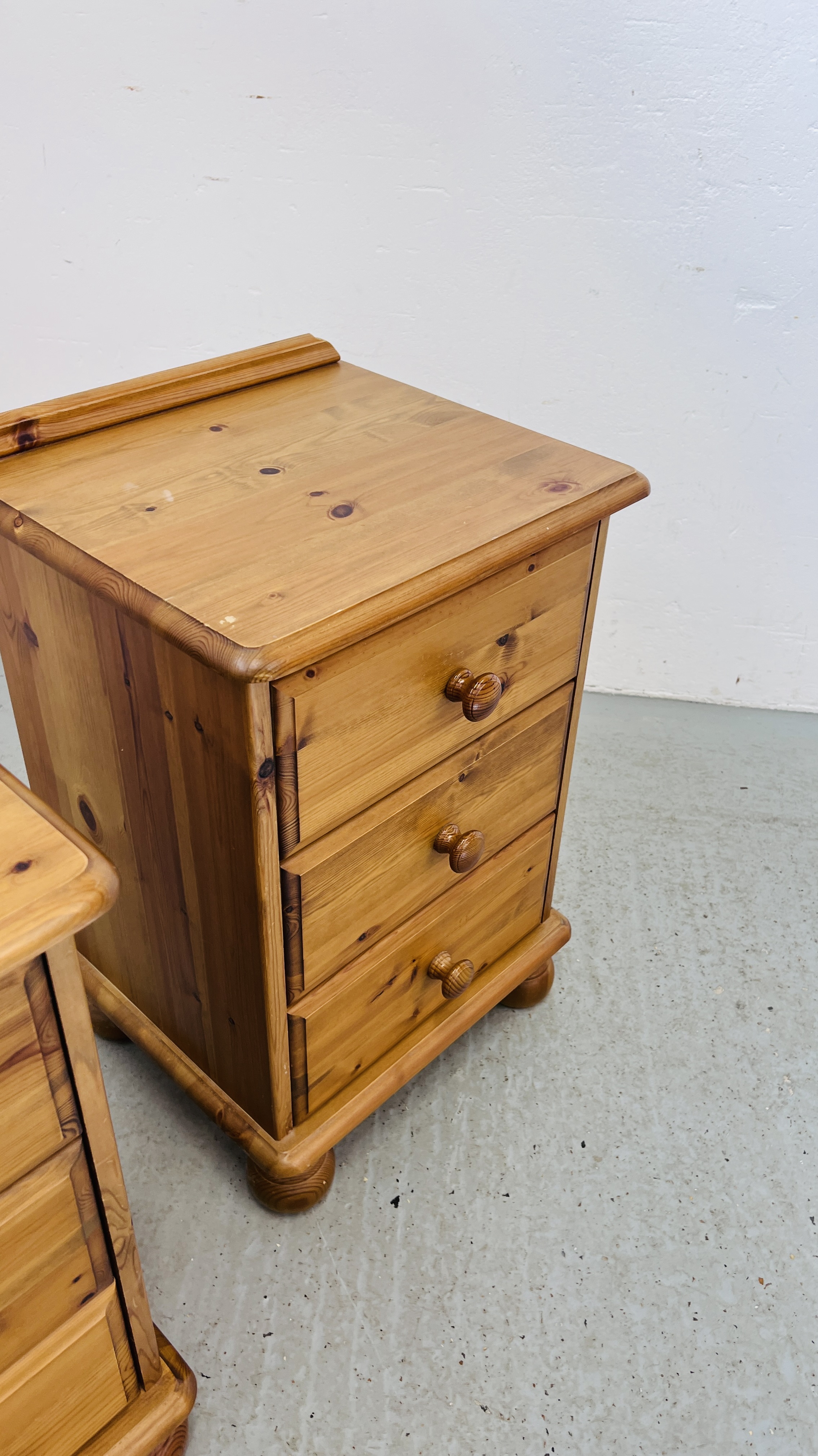 A PAIR OF GOOD QUALITY HONEY PINE THREE DRAWER BEDSIDE CABINETS WIDTH 46CM. DEPTH 40CM. HEIGHT 70CM. - Image 7 of 9