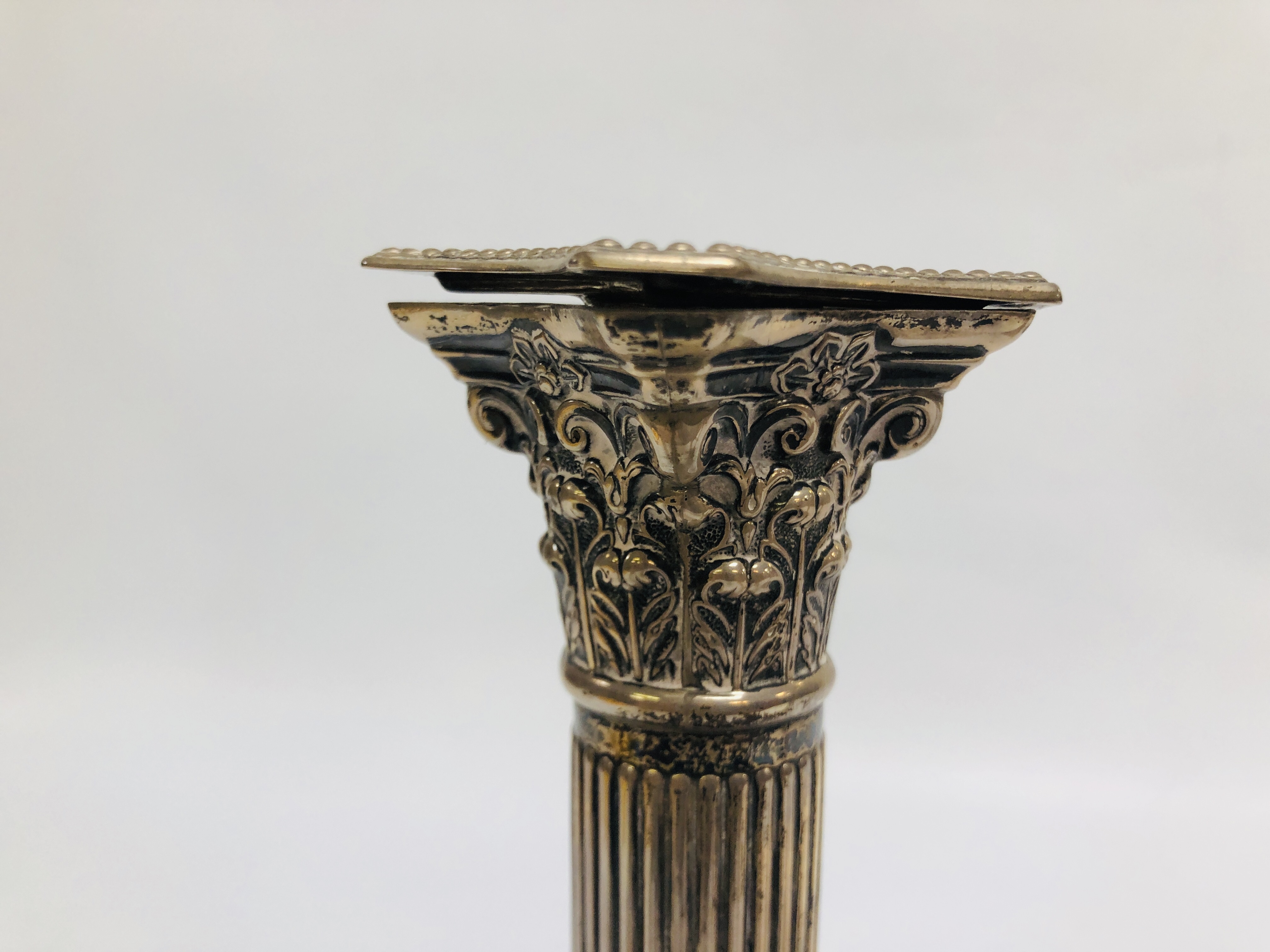 A PAIR OF SILVER CANDLESTICKS IN THE FORM OF CORINTHIAN COLUMNS, BIRMINGHAM ASSAY, H 26CM (FILLED). - Image 13 of 23