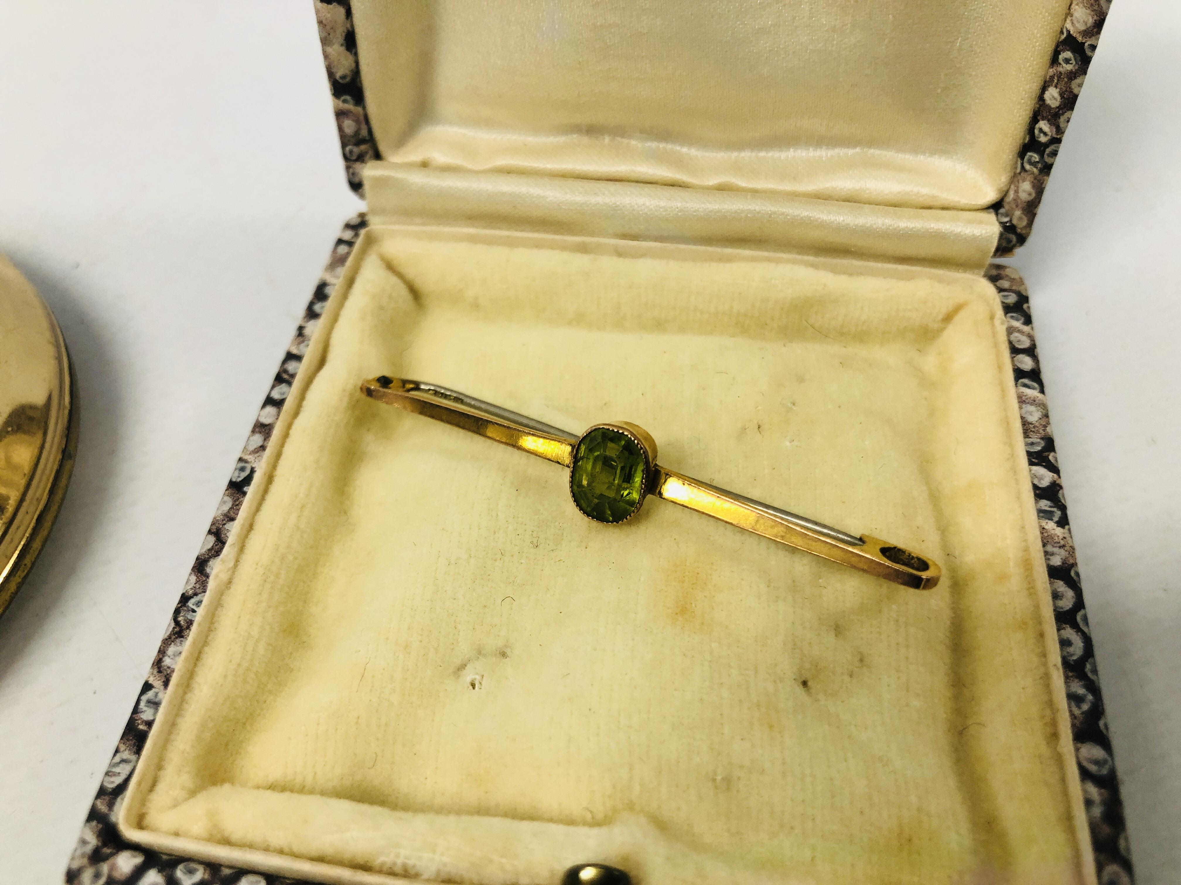 A 9 CT GOLD BAR BROOCH SET WITH GREEN STONE ALONG WITH TWO STRATTON COMPACTS BOTH DECORATED WITH - Image 3 of 7