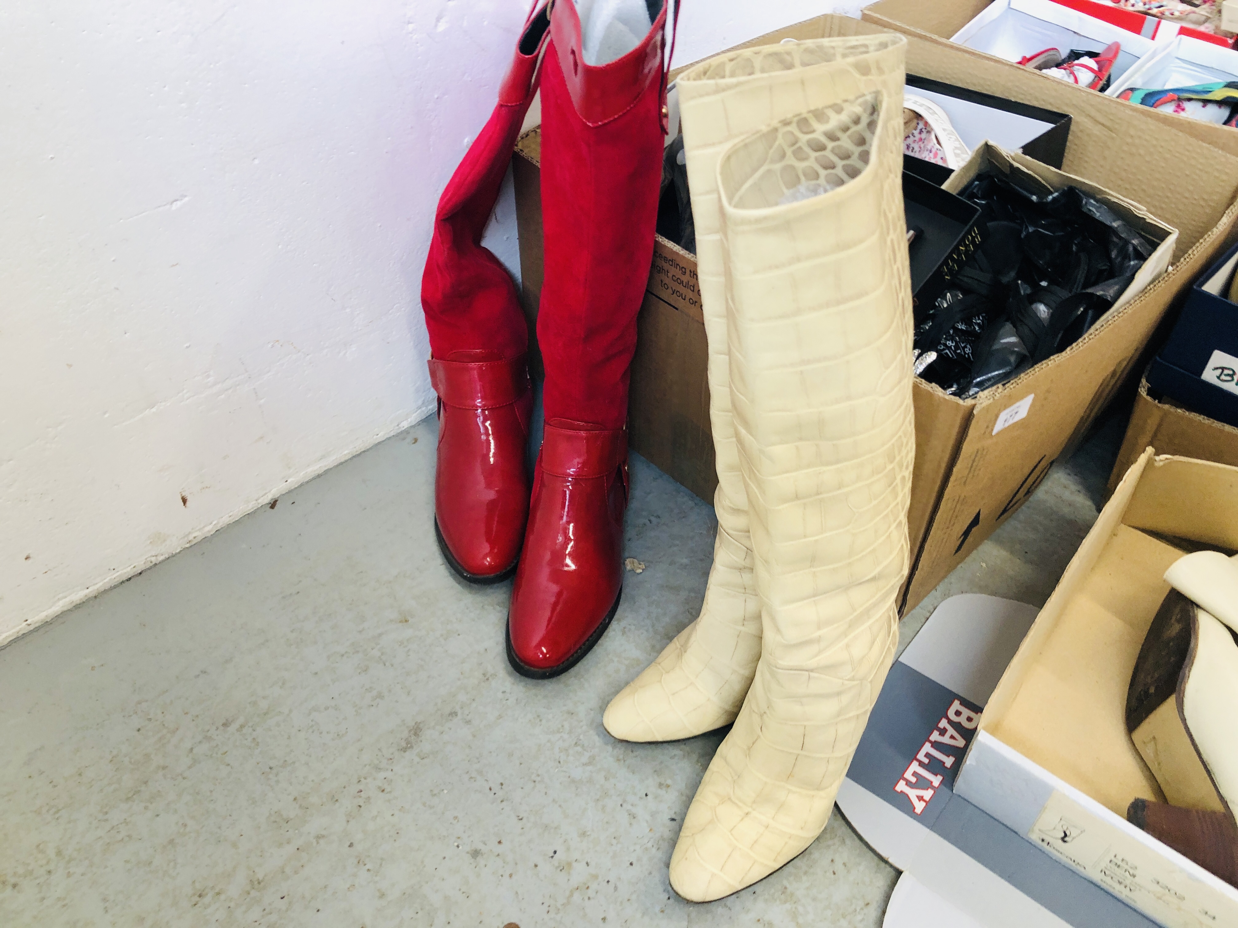 26 PAIRS OF LADIES DESIGNER HEELED SHOES TO INCLUDE PERTU, LOTUS ETC AND FIVE PAIRS OF HEELED BOOTS. - Image 8 of 8