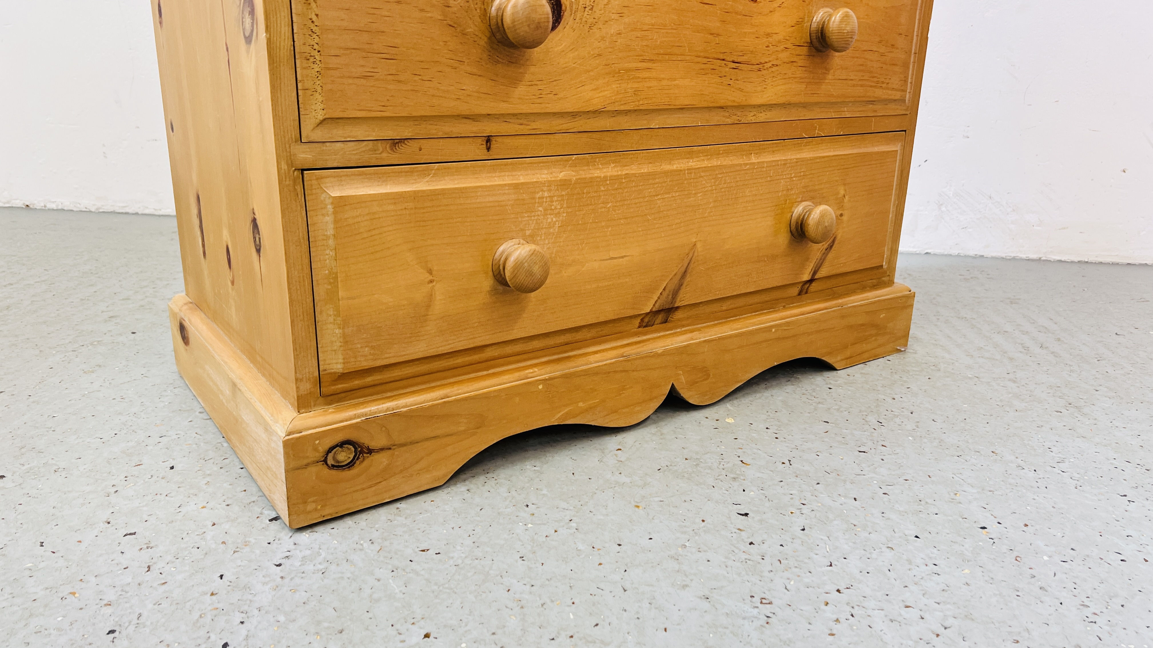 A SOLID PINE TWO OVER THREE CHEST OF DRAWERS W 85CM, D 43CM, H 117CM. - Image 4 of 8