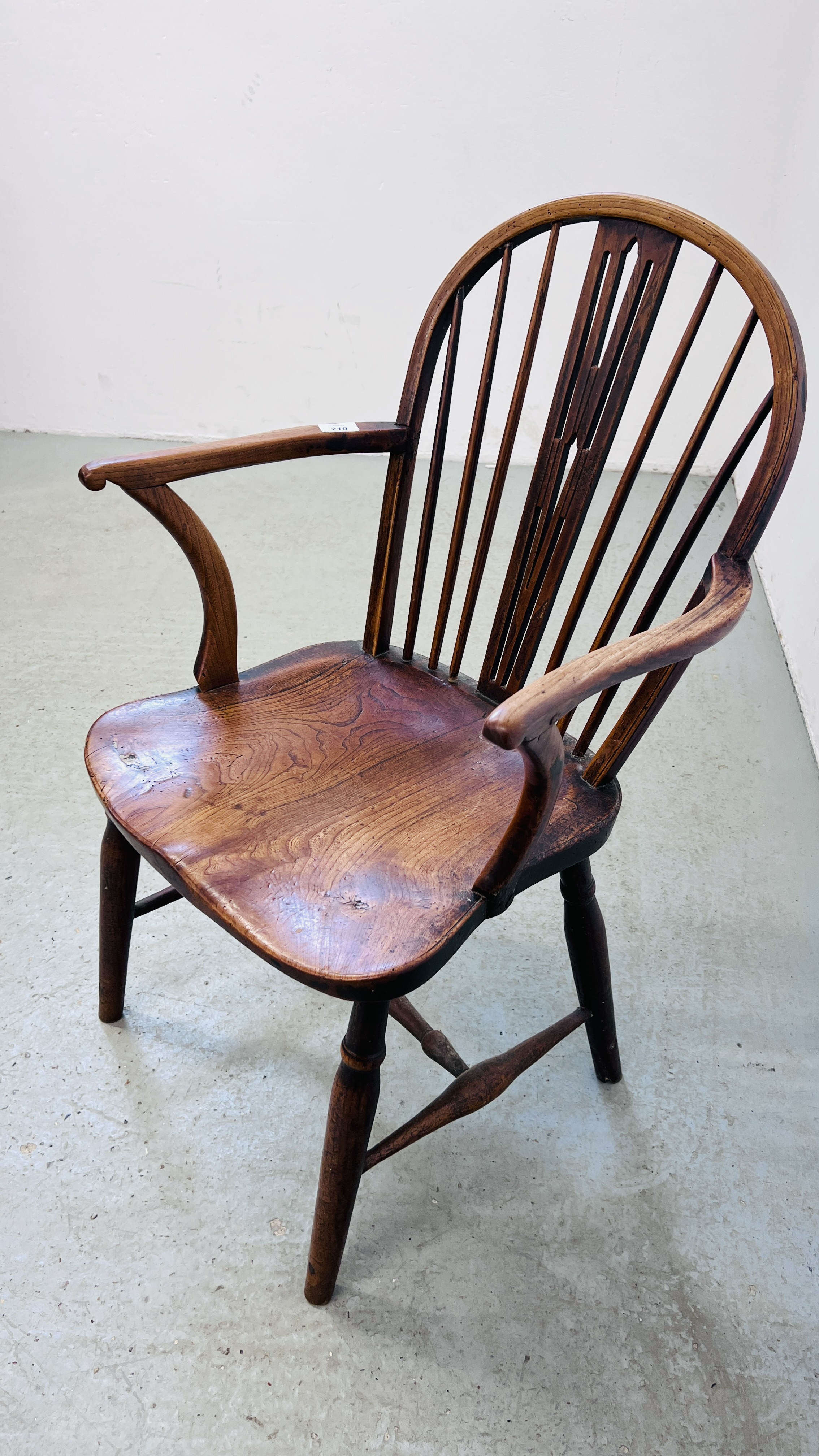 AN EARLY C19th ELM WINDSOR ARMCHAIR. - Image 6 of 6