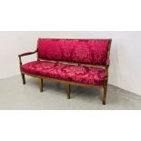 AN EDWARDIAN MAHOGANY FRAMED BENCH SEAT WITH CRIMSON UPHOLSTERED SEAT AND BACK LENGTH 177CM.