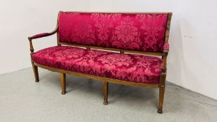 AN EDWARDIAN MAHOGANY FRAMED BENCH SEAT WITH CRIMSON UPHOLSTERED SEAT AND BACK LENGTH 177CM.