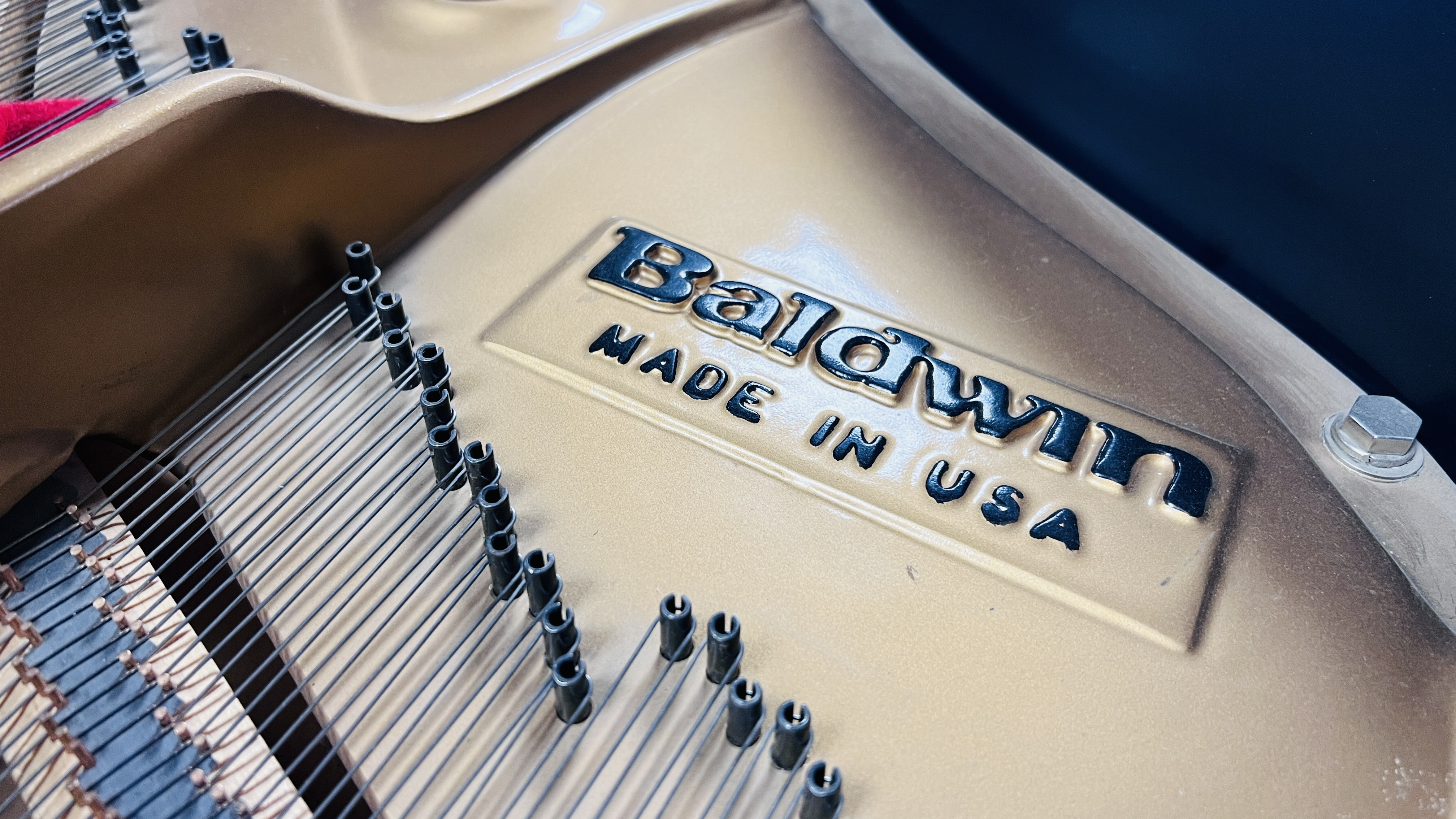A BALDWIN BABY GRAND PIANO AND BUTTONED PIANO STOOL. - Image 7 of 23