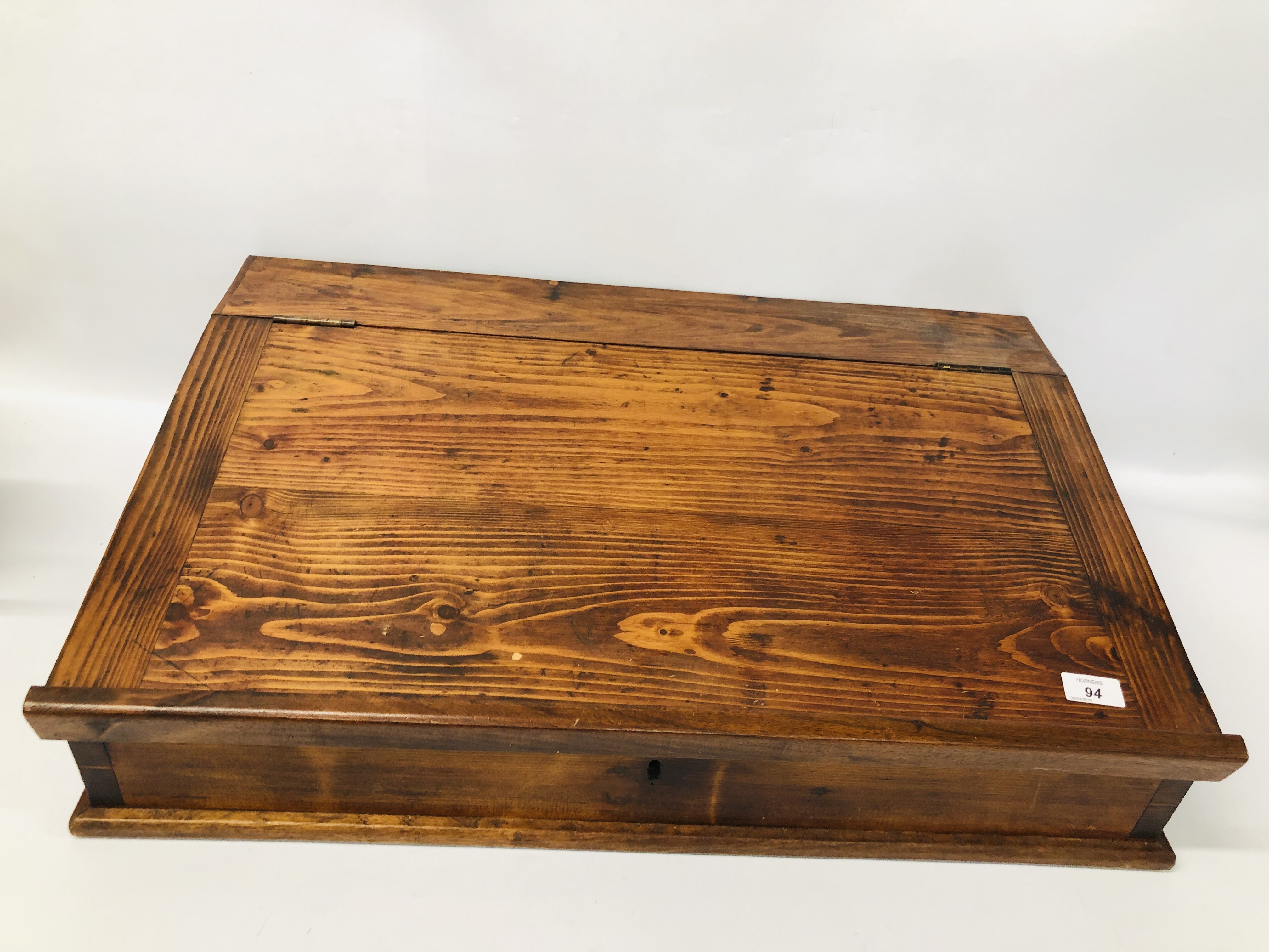 STAINED PINE TABLE TOP WRITING SLOPE WIDTH 72CM. DEPTH 48CM. HEIGHT 19CM. - Image 2 of 6