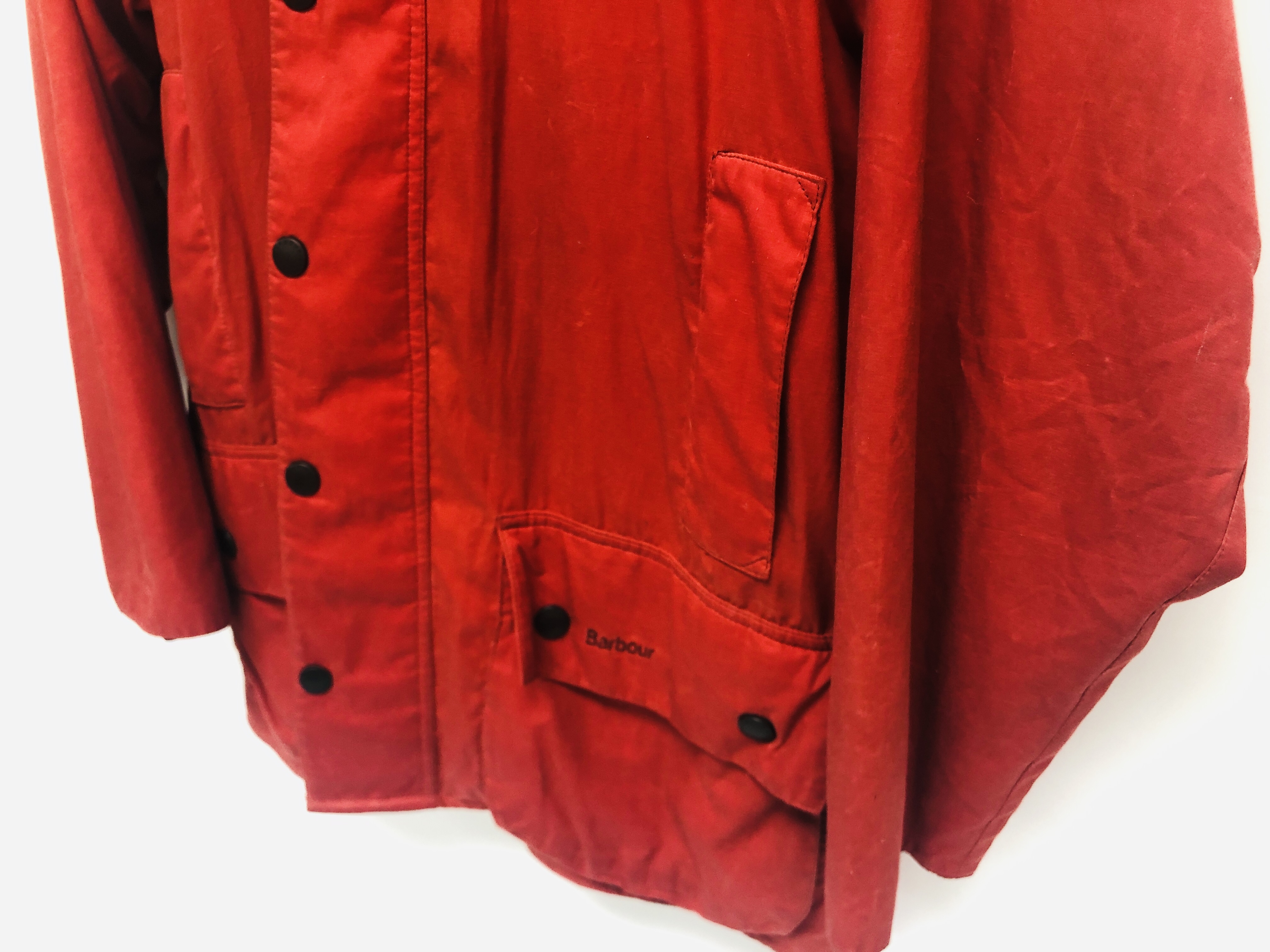 A BEAUFORT LIGHT WEIGHT BARBOUR COAT RED, - Image 4 of 9