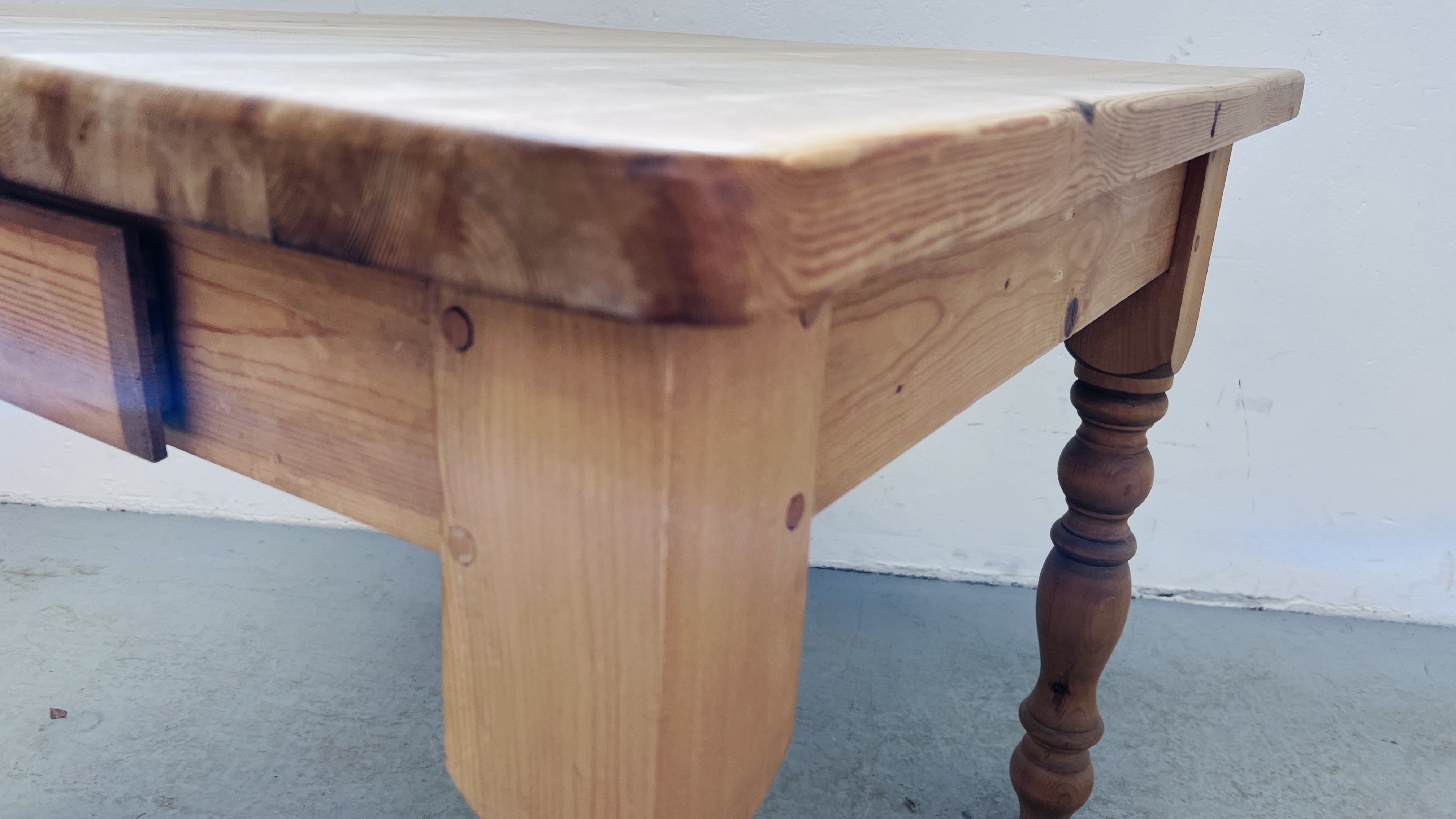 A MODERN HEAVY SOLID PINE KITCHEN TABLE ON TURNED LEGS WITH DRAWER W 90CM, D 91CM. - Image 5 of 7