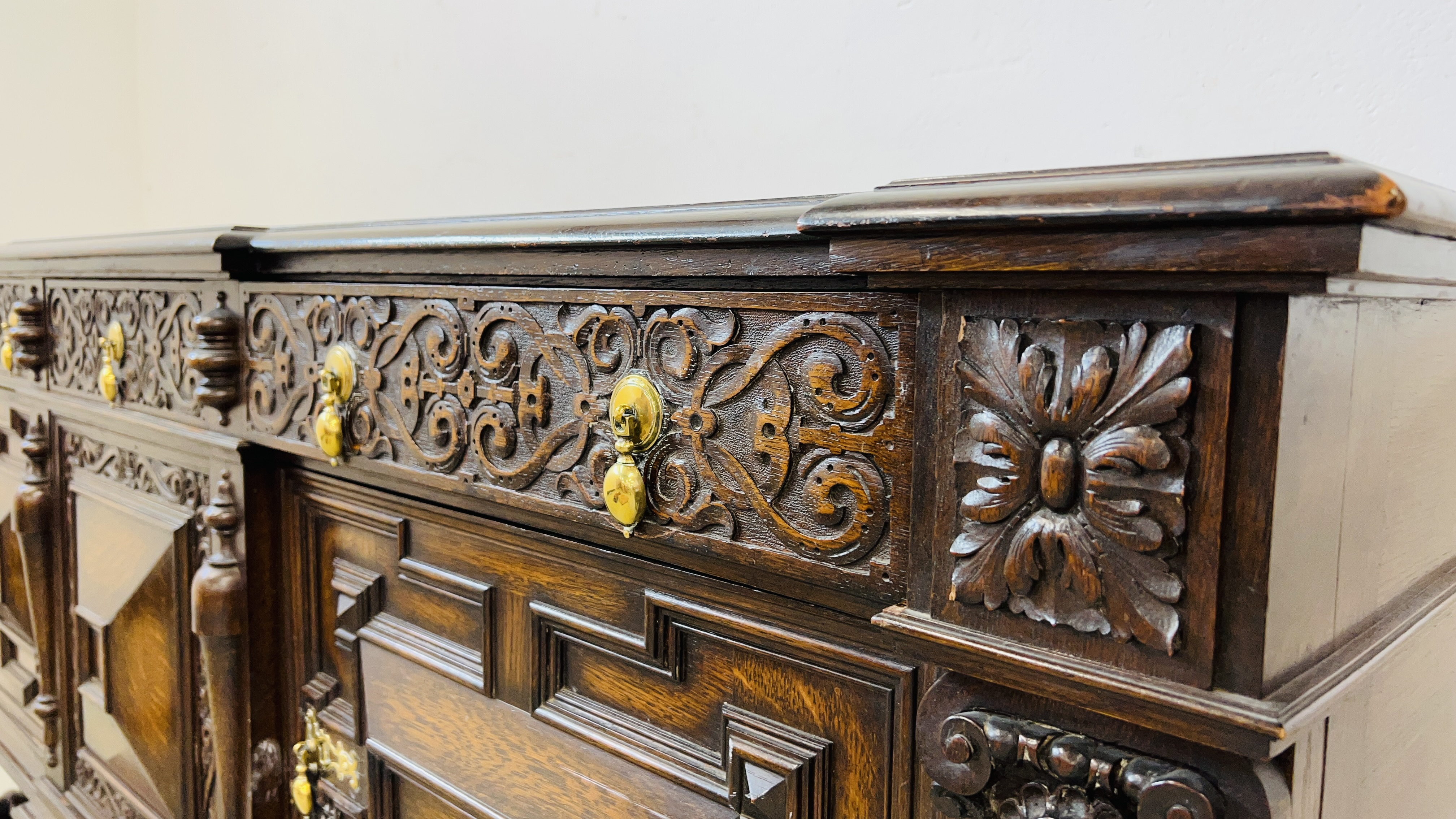 A C20TH CARVED OAK SIDEBOARD IN C17TH STYLE BY HAMPTONS OF LONDON W 198CM, D 66CM, H 101CM. - Bild 4 aus 18