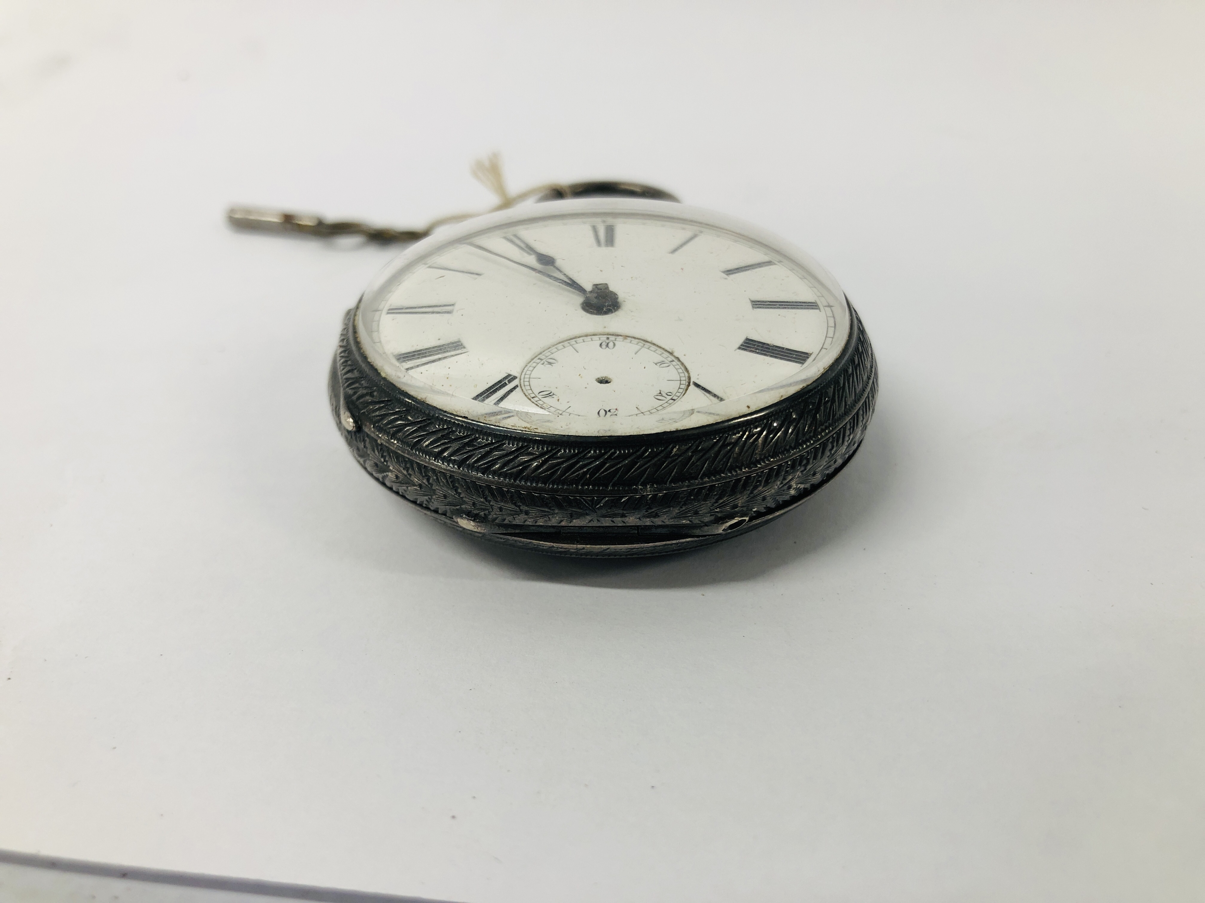 A SILVER CASED GENTLEMANS POCKET WATCH WITH KEY - Image 2 of 10