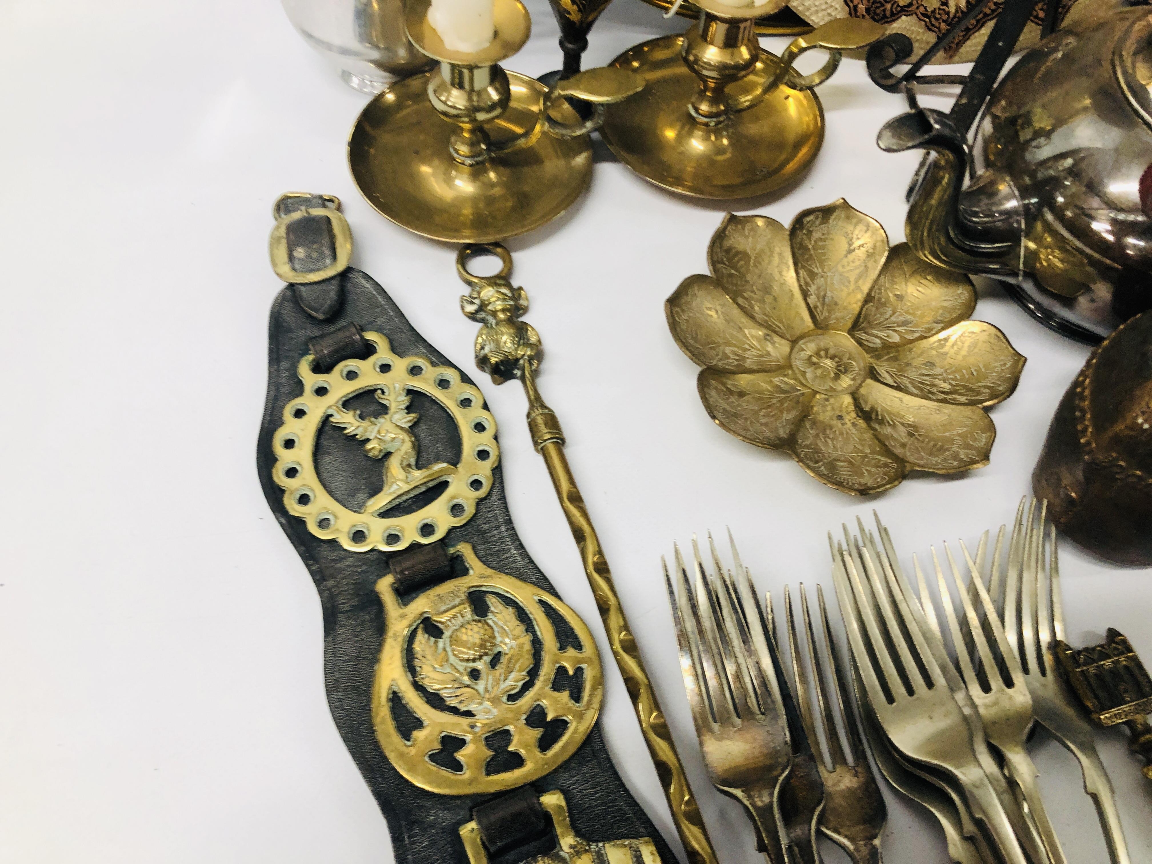 BOX OF ASSORTED METAL WARES TO INCLUDE THREE BRASS PLAQUES "A CHILD'S PRAYER", - Image 3 of 12