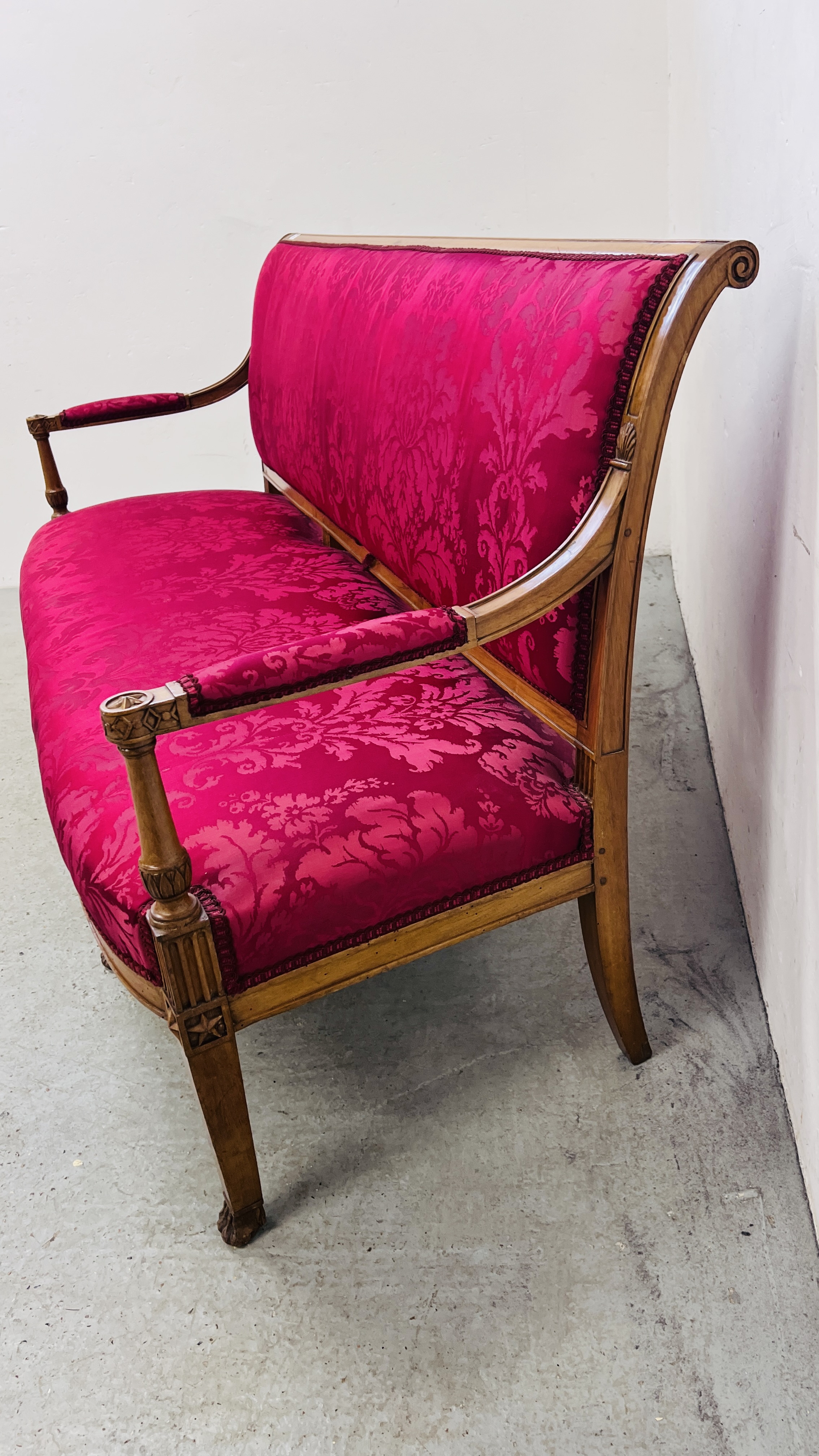 AN EDWARDIAN MAHOGANY FRAMED BENCH SEAT WITH CRIMSON UPHOLSTERED SEAT AND BACK LENGTH 177CM. - Bild 10 aus 12