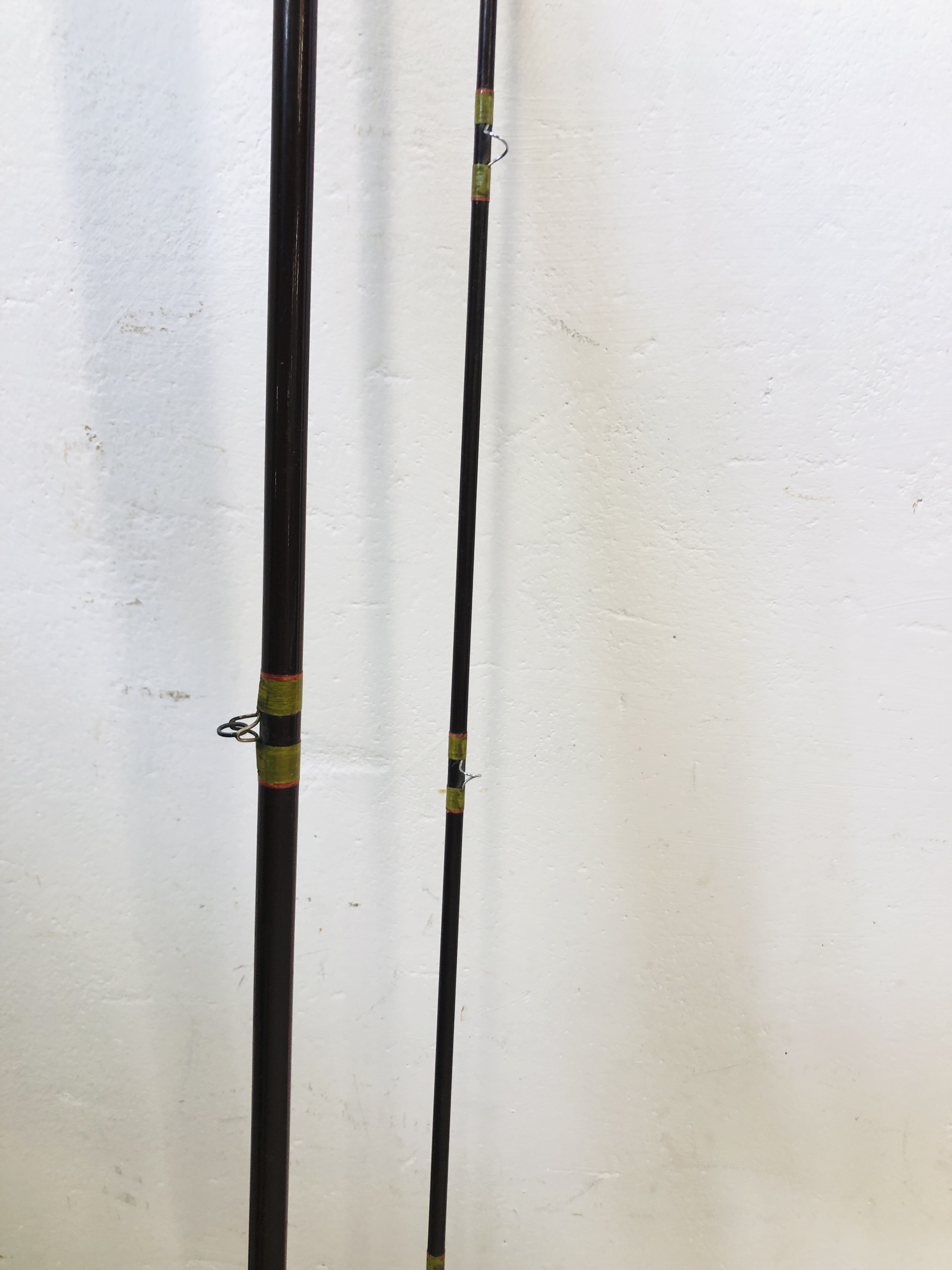 A HARDY 2 PIECE 9 FT 3 INCH RICHARD WALKER SUPER LIGHT FLY FISHING ROD #7/8 WITH SLEEVE AND TUBE. - Image 3 of 6