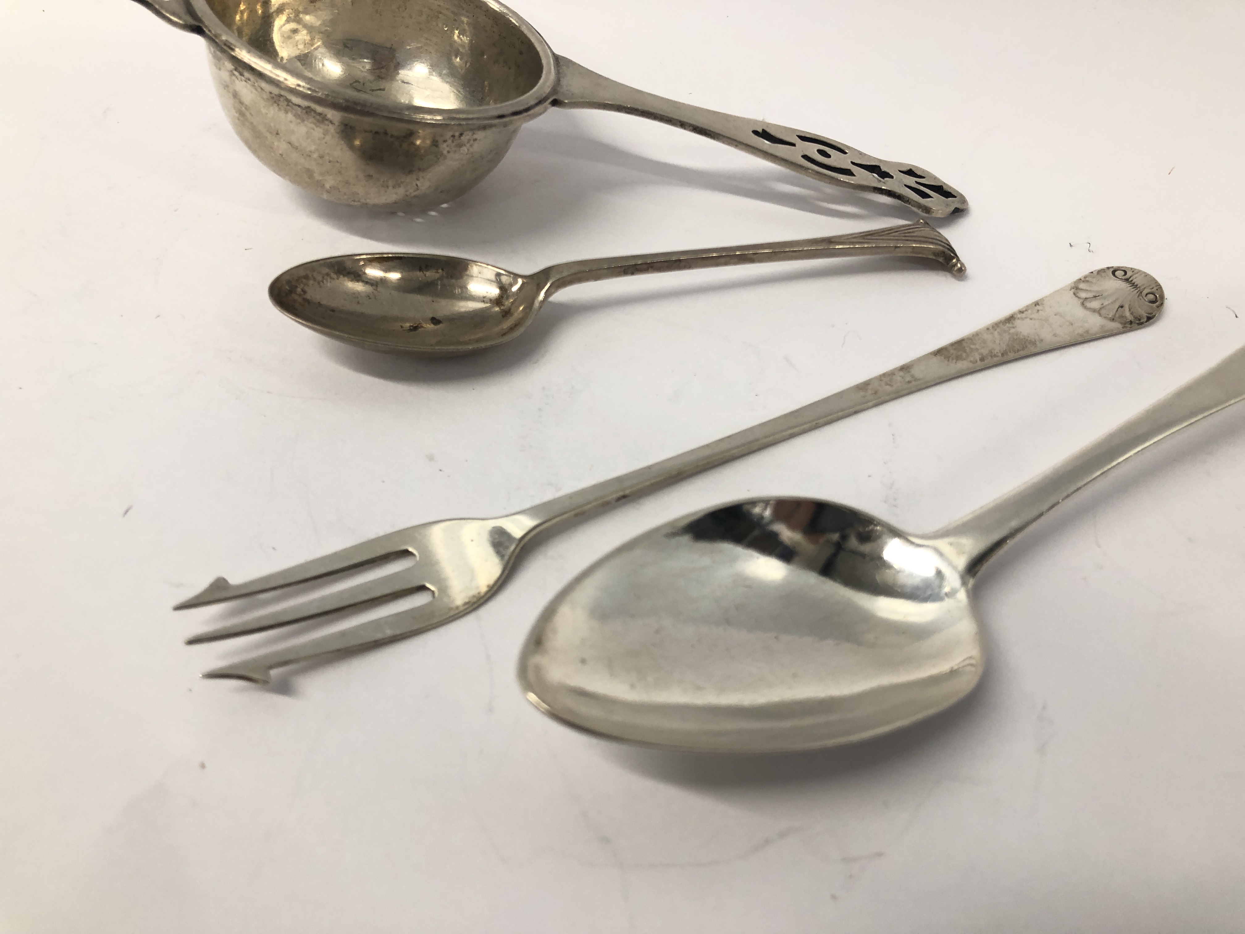 A SILVER PICKLE FORK, SHELL PATTERN, SHEFFIELD 1902, ALONG WITH A DESSERT SPOON, EDINBURGH ASSAY, - Image 2 of 8