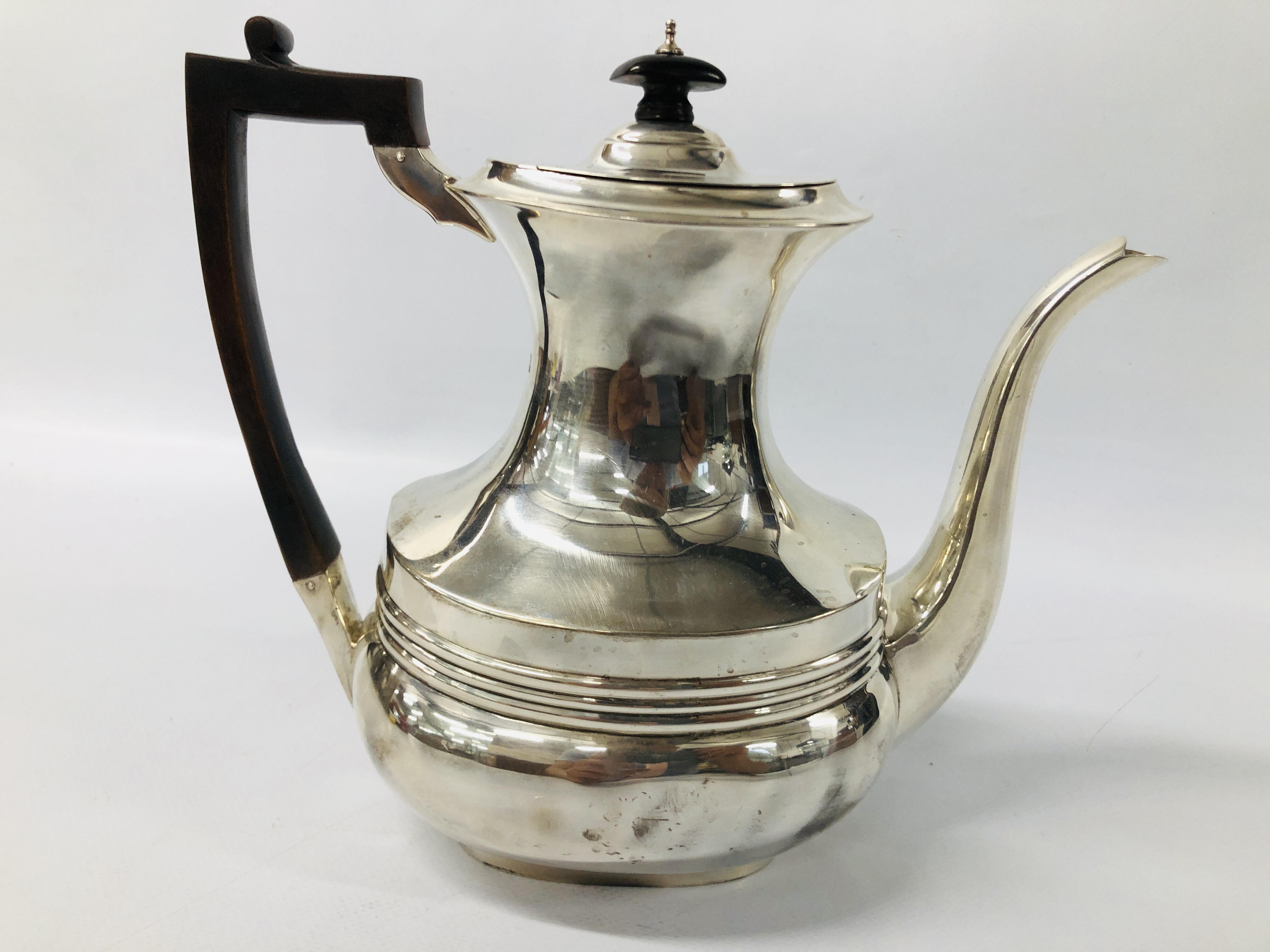 AN EDWARDIAN SILVER COFFEE POT, BARNARD, LON. - Image 9 of 15