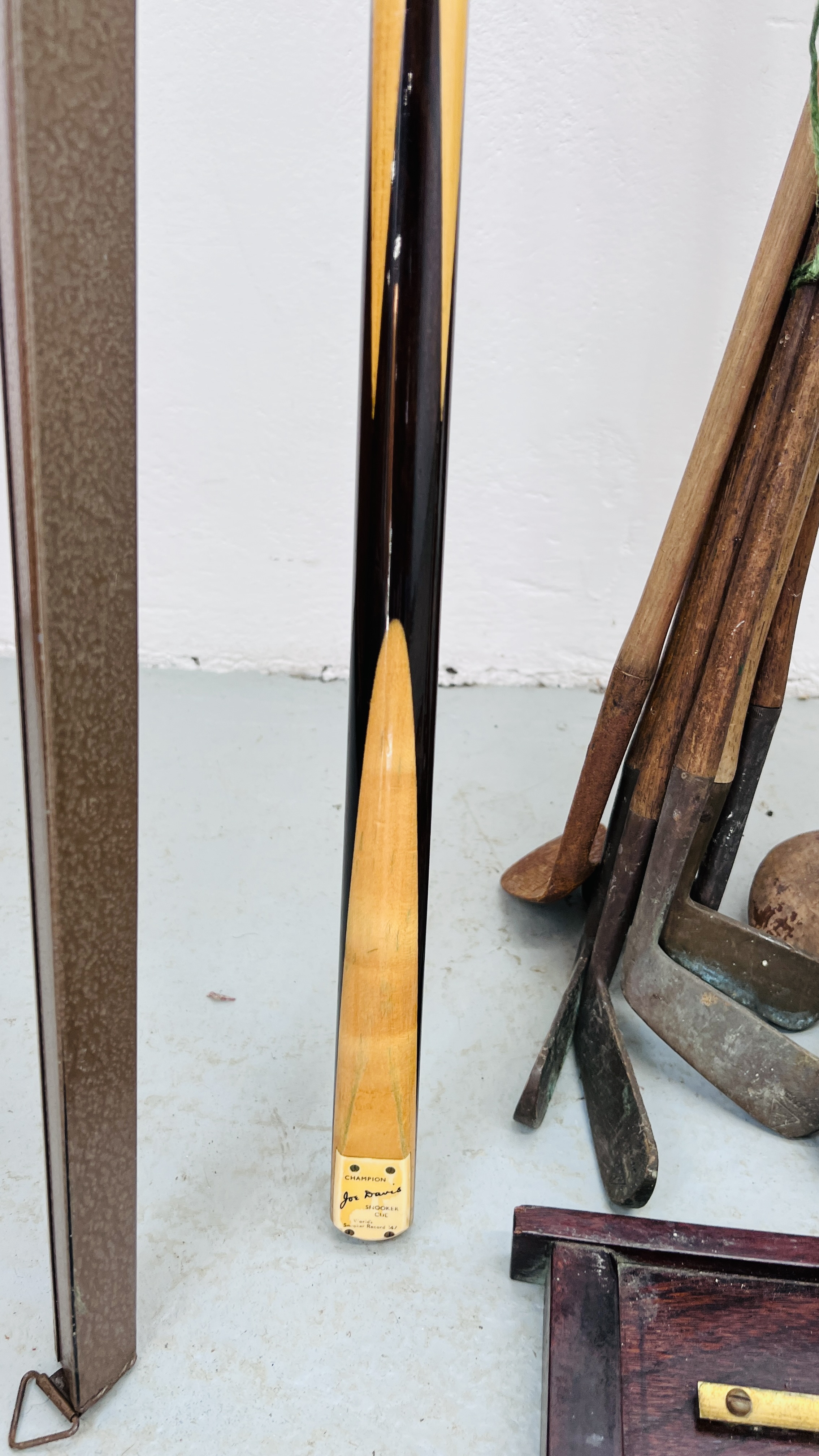 A GROUP OF 17 VINTAGE GOLF CLUBS TO INCLUDE FIVE HAVING BRASS ENDS ALONG WITH JOE DAVIS SNOOKER CUE - Image 7 of 7