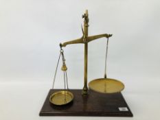 A SET OF LIBRASCO BRASS BALANCE SCALES ON MAHOGANY PLINTH.