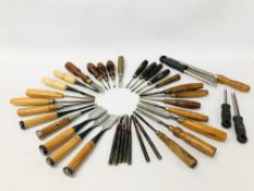 34 ASSORTED VINTAGE CHISELS TO INCLUDE HAMLET, J TIRONTI LONDON ETC AND 4 RASPS.
