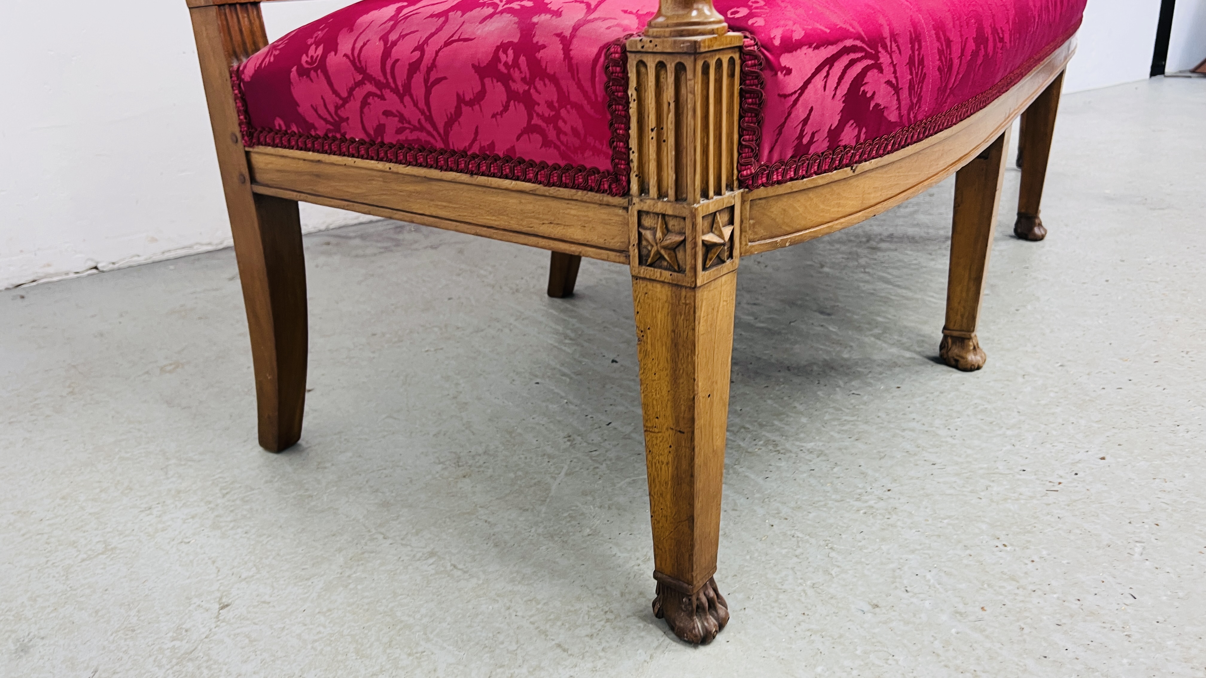 AN EDWARDIAN MAHOGANY FRAMED BENCH SEAT WITH CRIMSON UPHOLSTERED SEAT AND BACK LENGTH 177CM. - Bild 8 aus 12