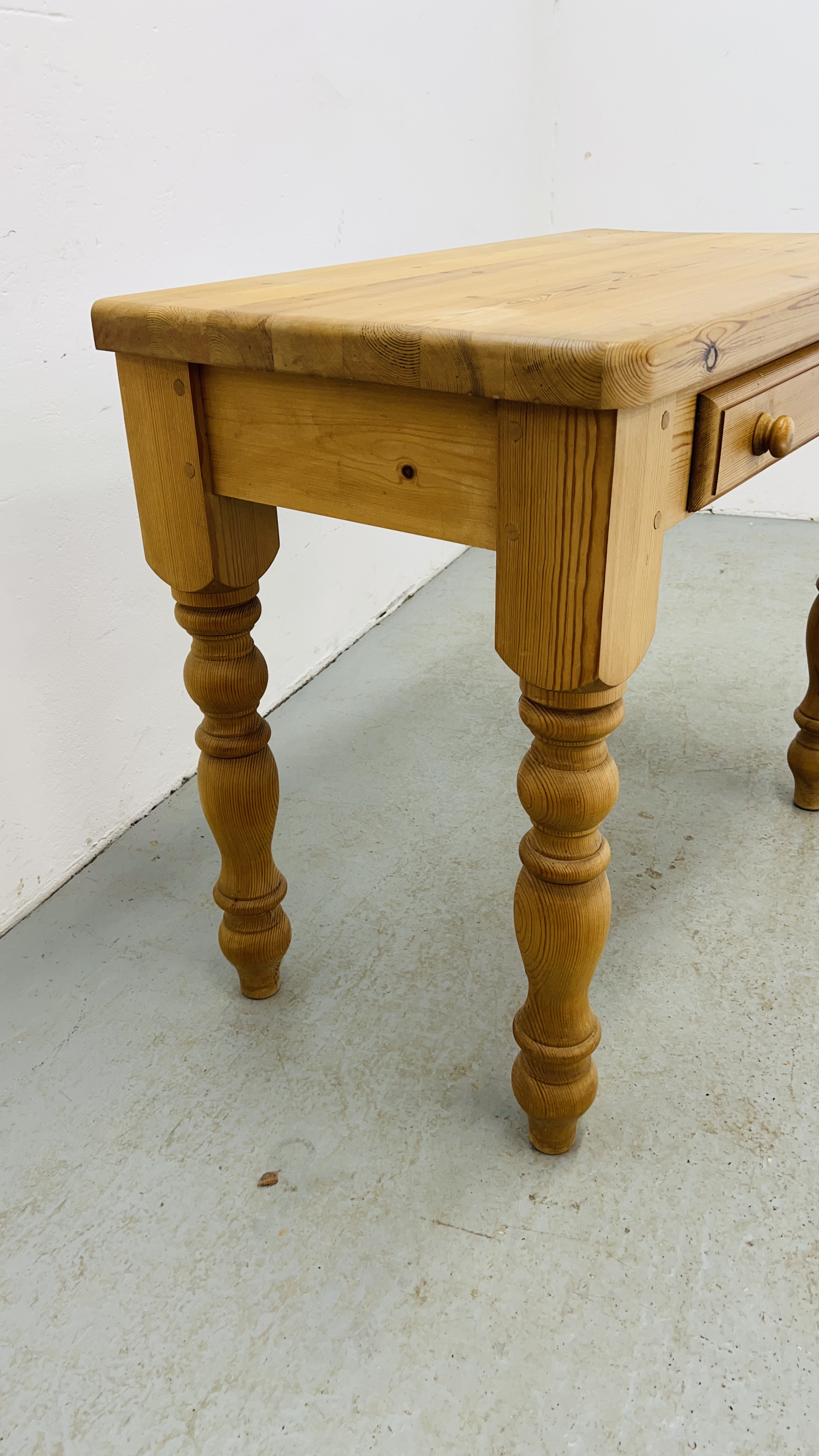 A HEAVY SOLID PINE SIDE TABLE WITH DRAWER W 91CM, D 50CM. - Bild 4 aus 8