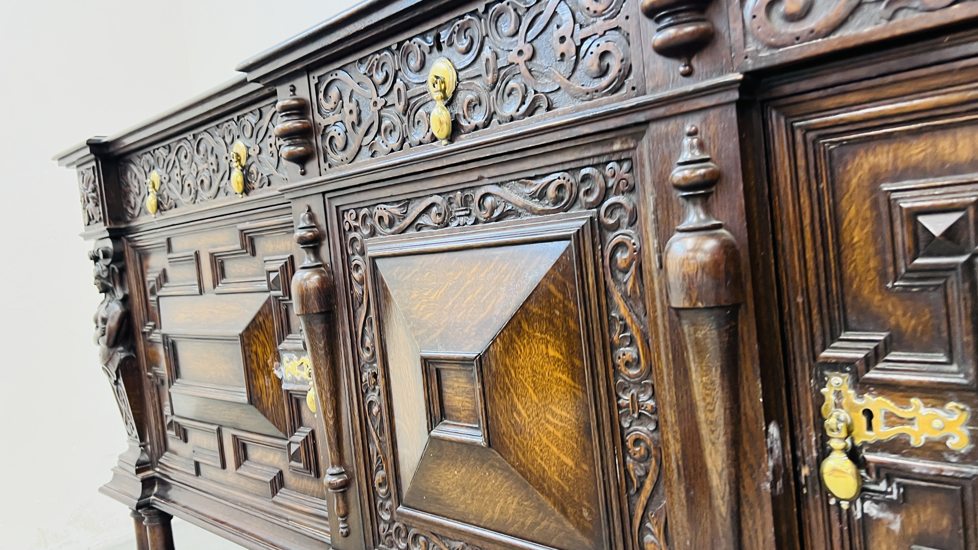A C20TH CARVED OAK SIDEBOARD IN C17TH STYLE BY HAMPTONS OF LONDON W 198CM, D 66CM, H 101CM. - Bild 6 aus 18