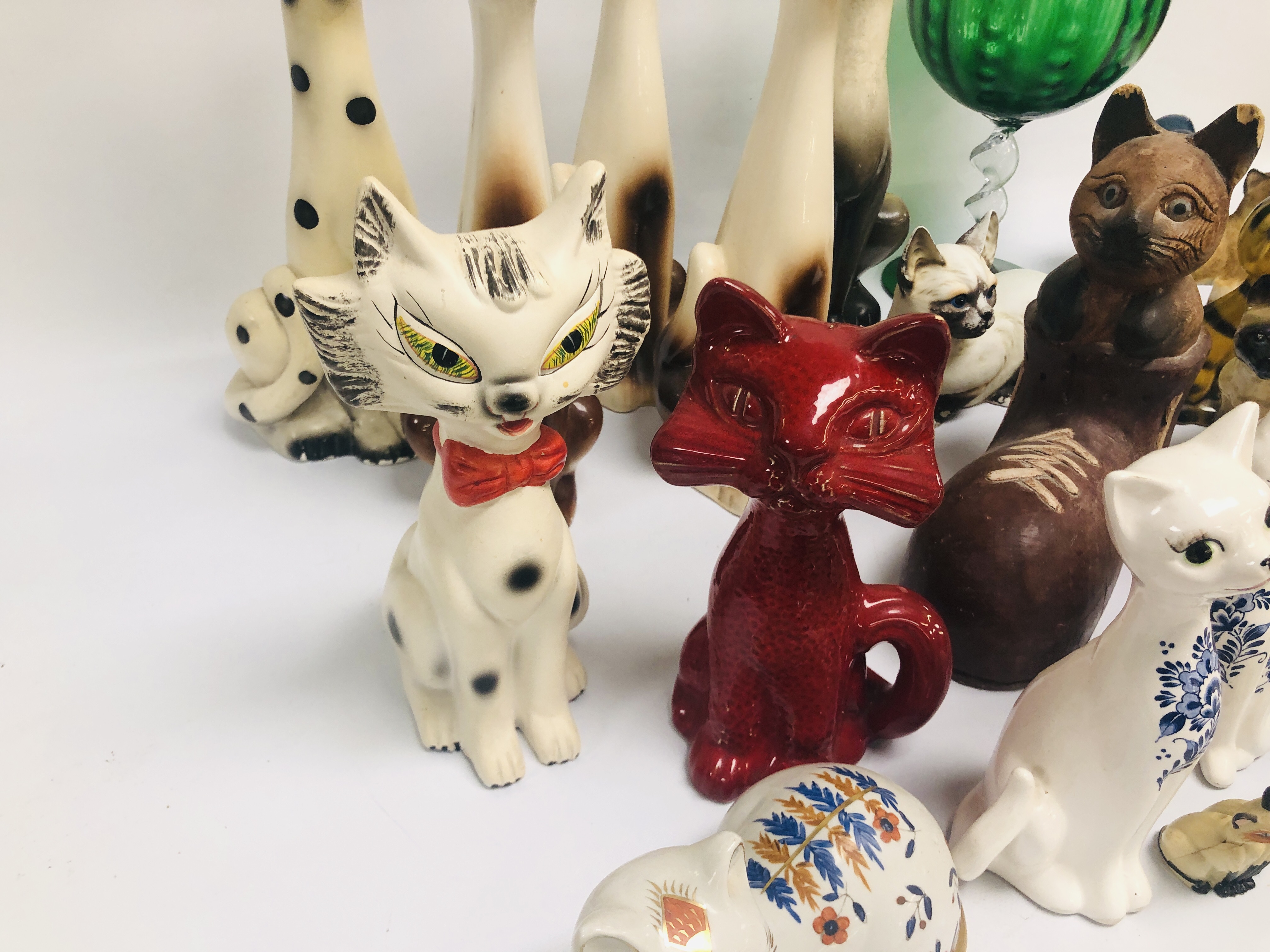 COLLECTION OF MIXED ORNAMENTS TO INCLUDE COOPER CRAFT, POTTERY, PLANTER, GLASS EYES, ETC. - Image 9 of 9