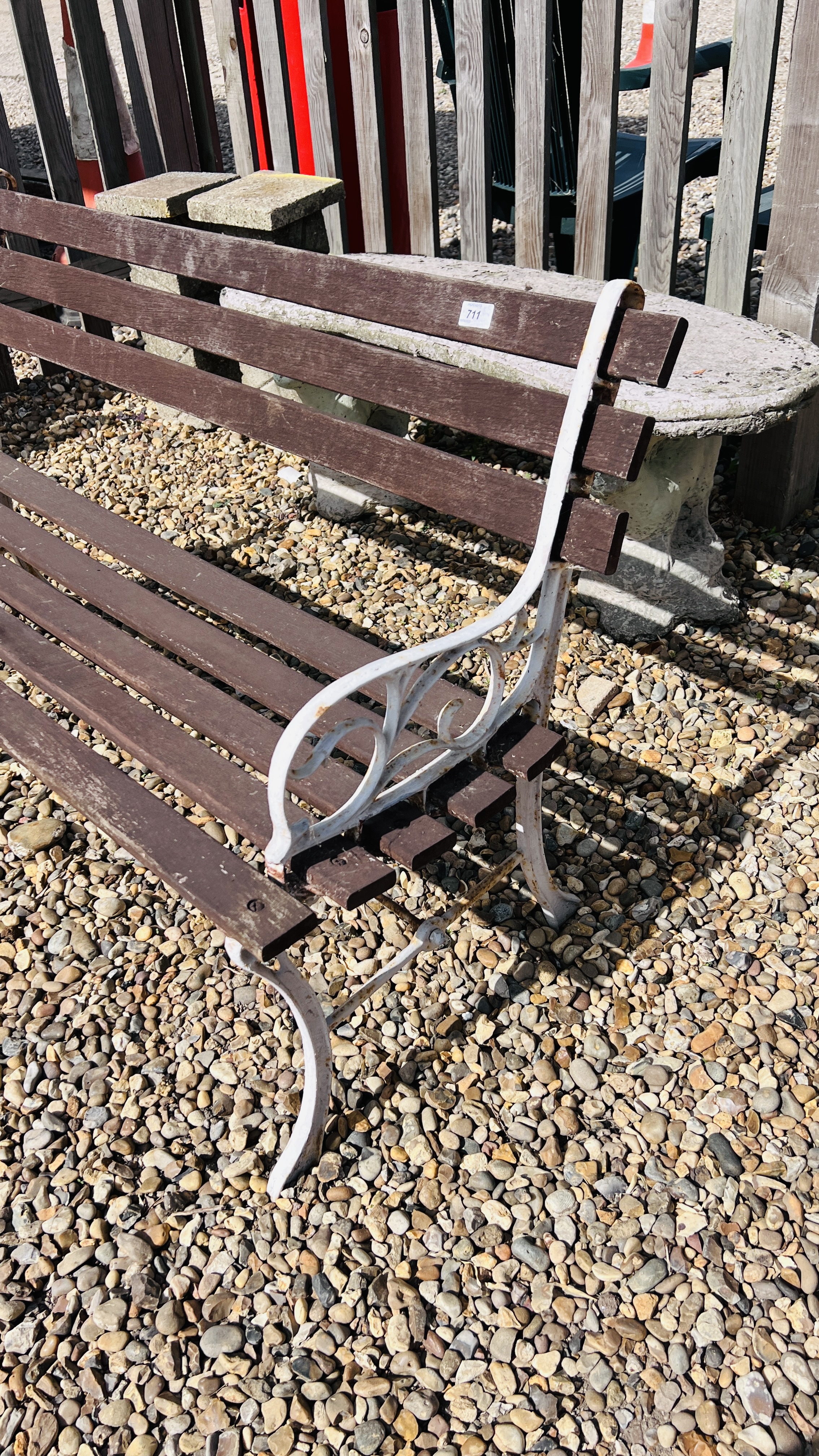 A CAST METAL END GARDEN BENCH - Bild 2 aus 3