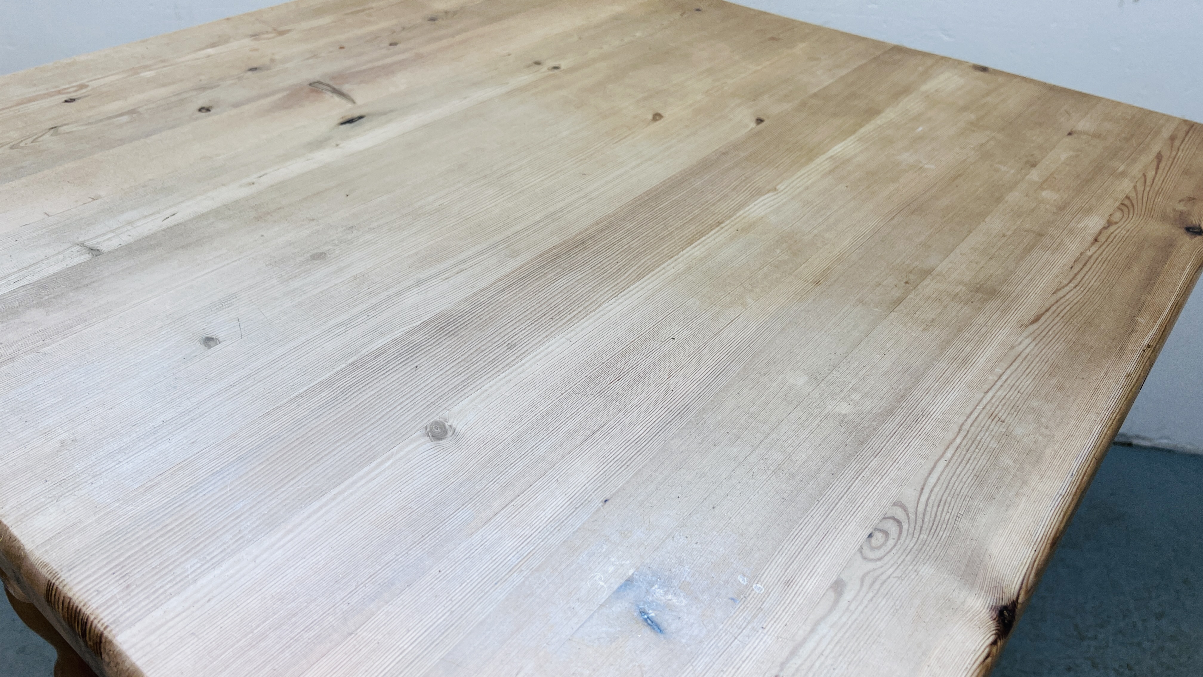 A MODERN HEAVY SOLID PINE KITCHEN TABLE ON TURNED LEGS WITH DRAWER W 90CM, D 91CM. - Image 4 of 7