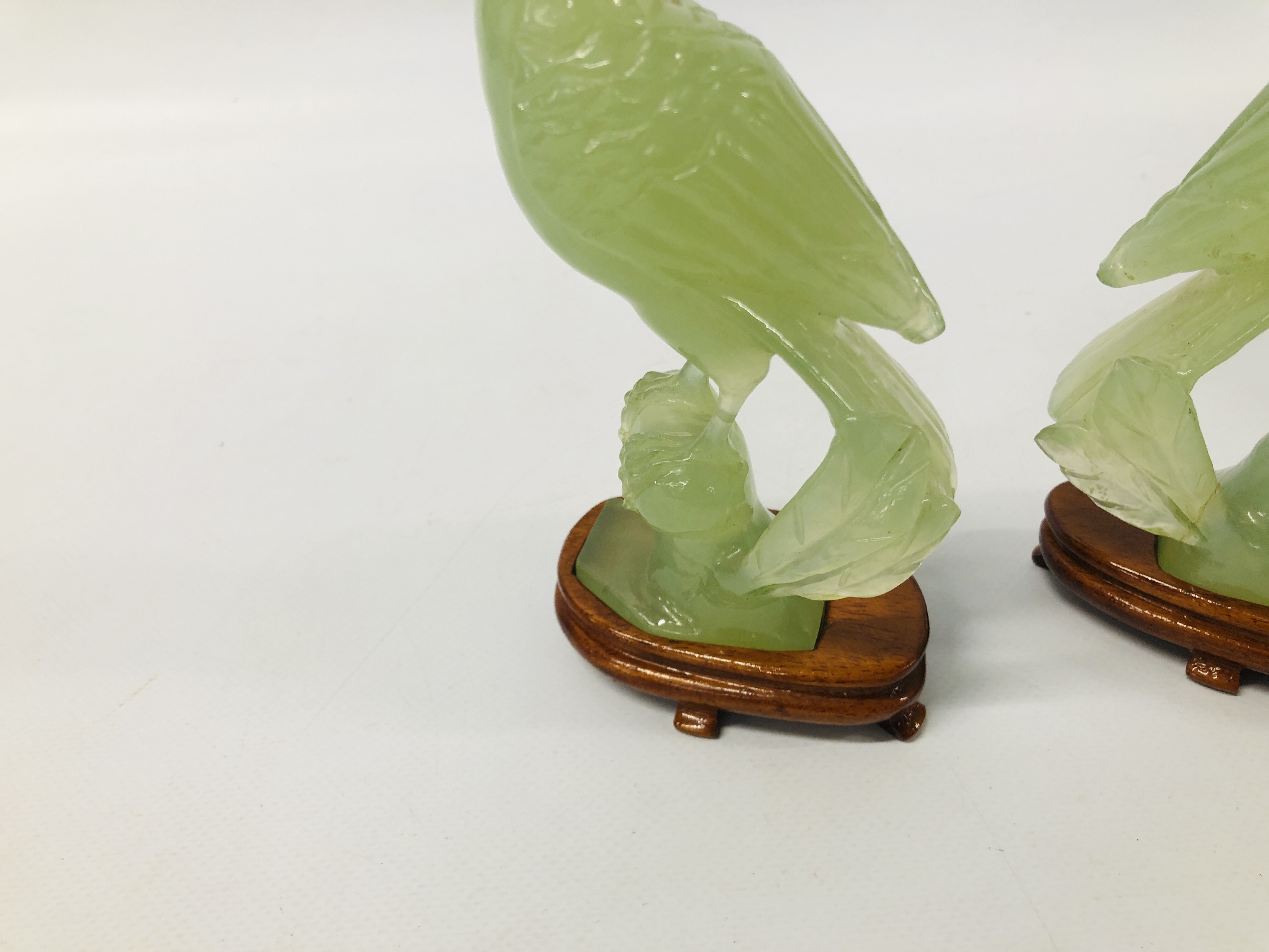 PAIR OF REPRODUCTION ORIENTAL BIRDS A/F IN FITTED DISPLAY BOX. - Image 4 of 8