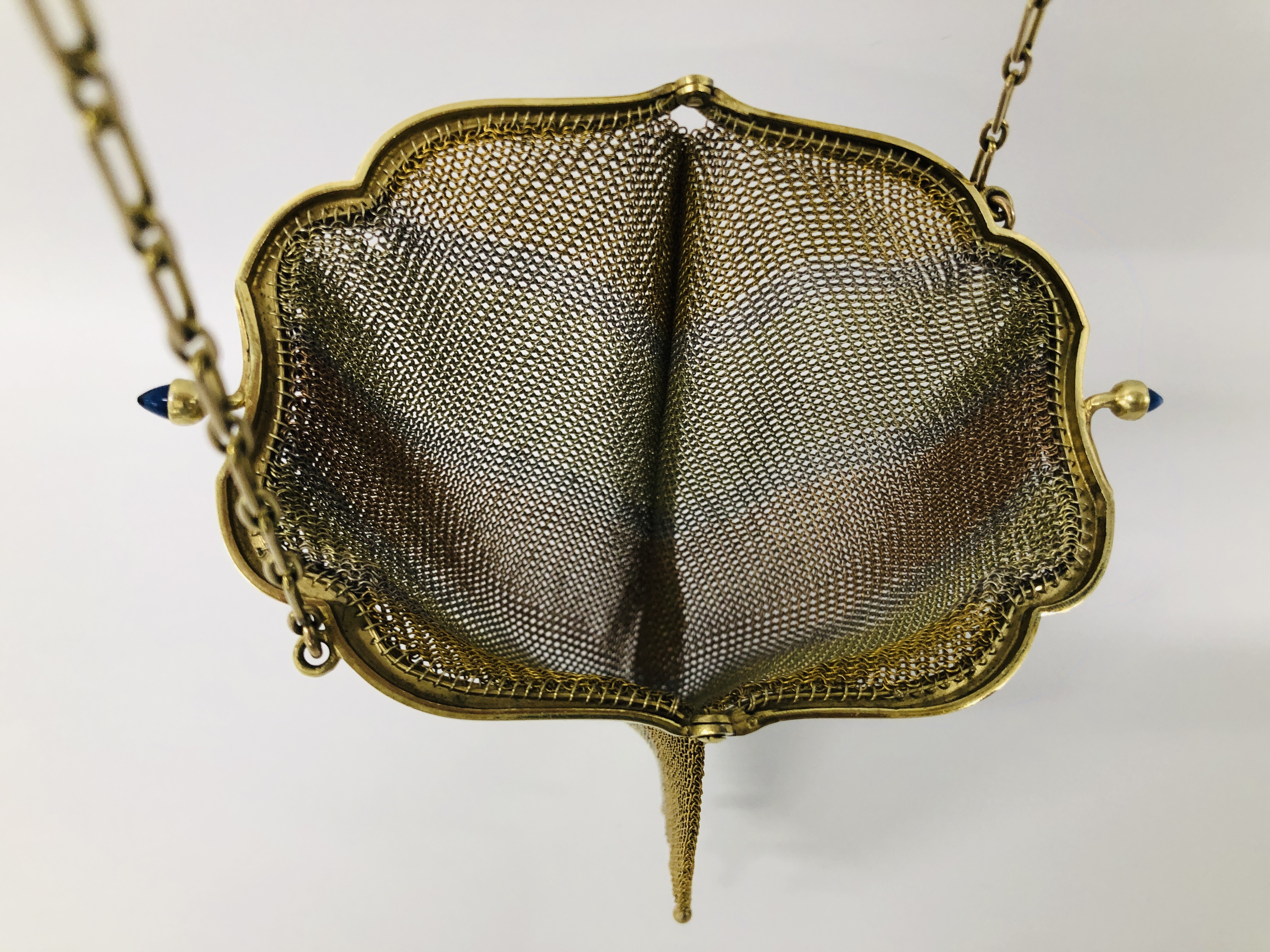 VINTAGE CHAIN MAIL PURSES YELLOW METAL TRI-COLOURED DESIGN (INDISTINCT MARKS). - Image 9 of 10