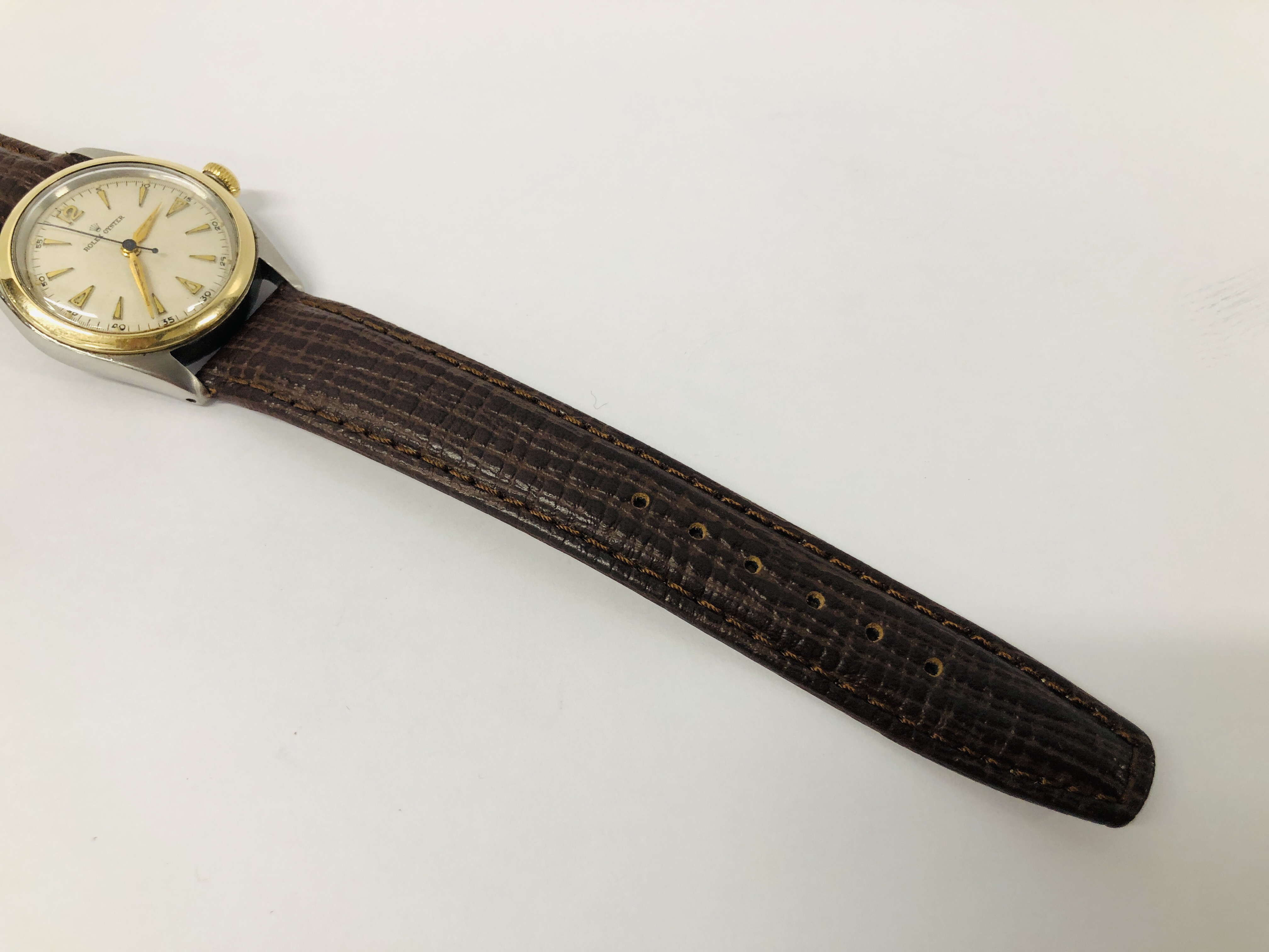 A VINTAGE CIRCA 1950 GENTLEMANS ROLEX OYSTER WRIST WATCH ON BROWN LEATHER REPLACEMENT STRAP. - Image 4 of 10