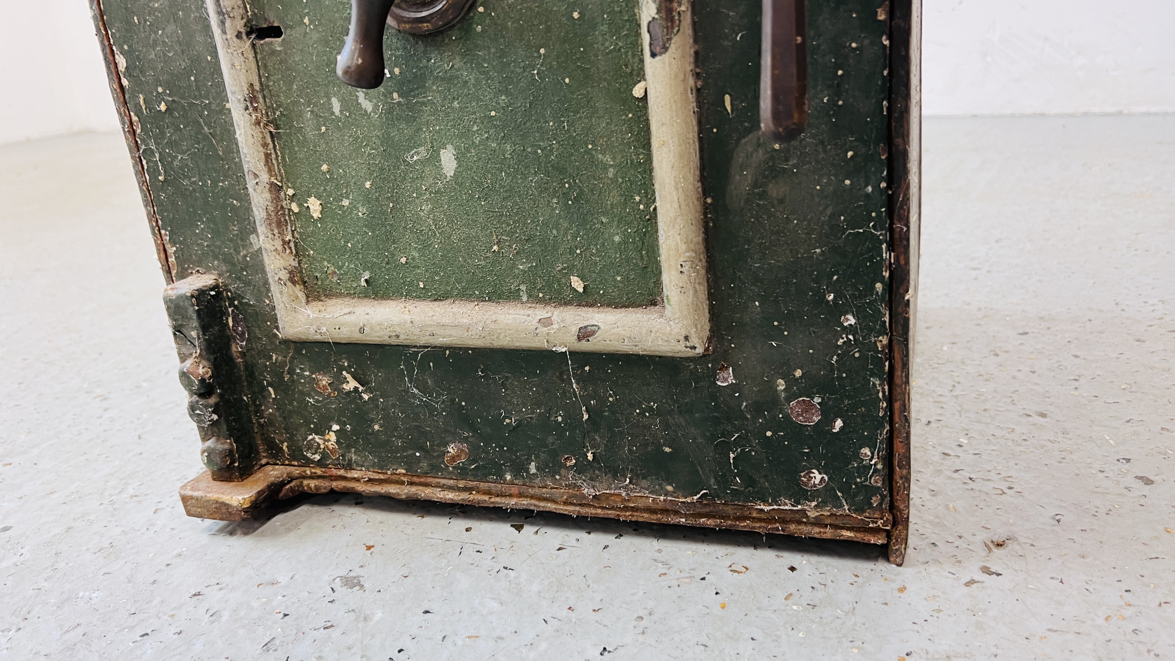 VINTAGE STEEL SAFE W 35.5CM, D 36CM, H 48CM. - Image 4 of 10