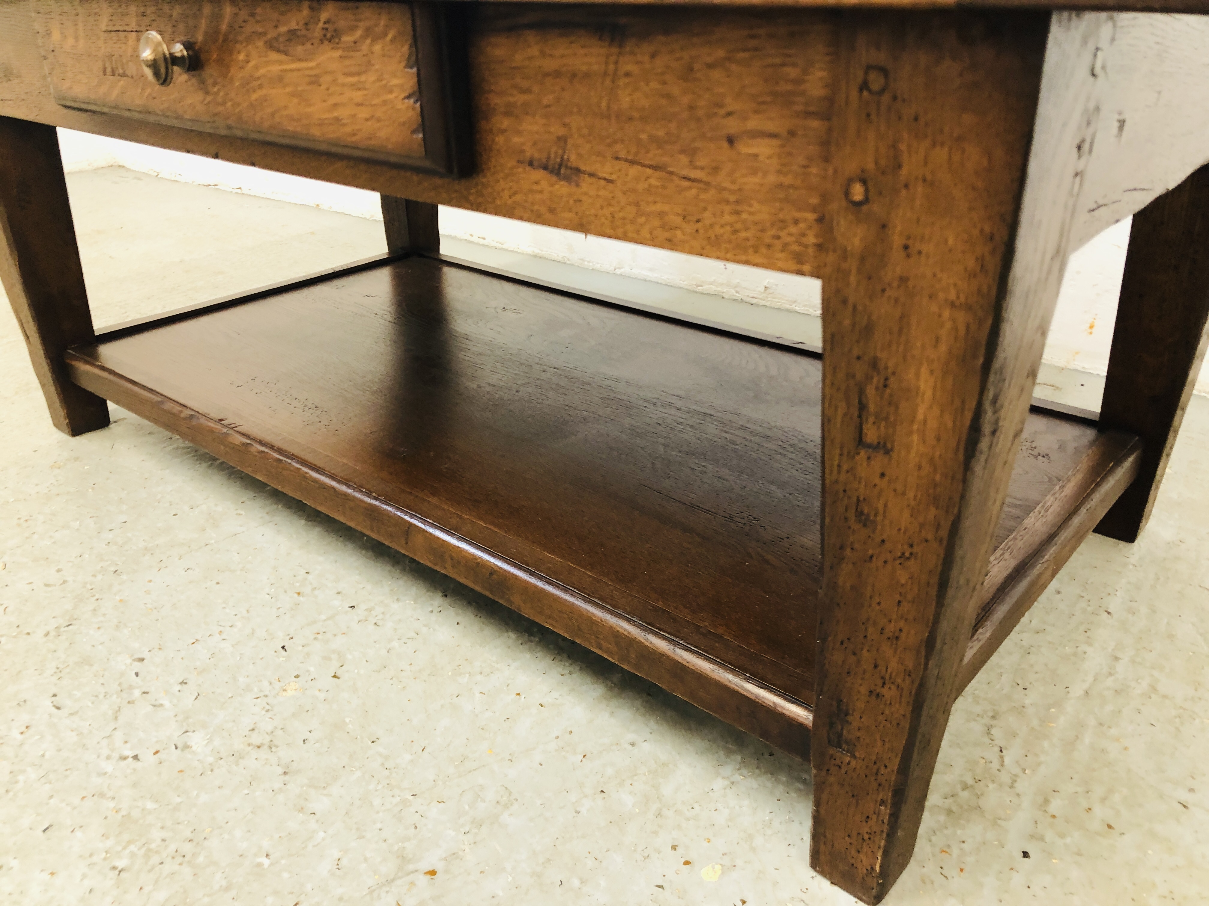 A SOLID OAK SINGLE DRAWER TWO TIER COFFEE TABLE W 59CM, L 110CM, H 46CM. - Image 4 of 7