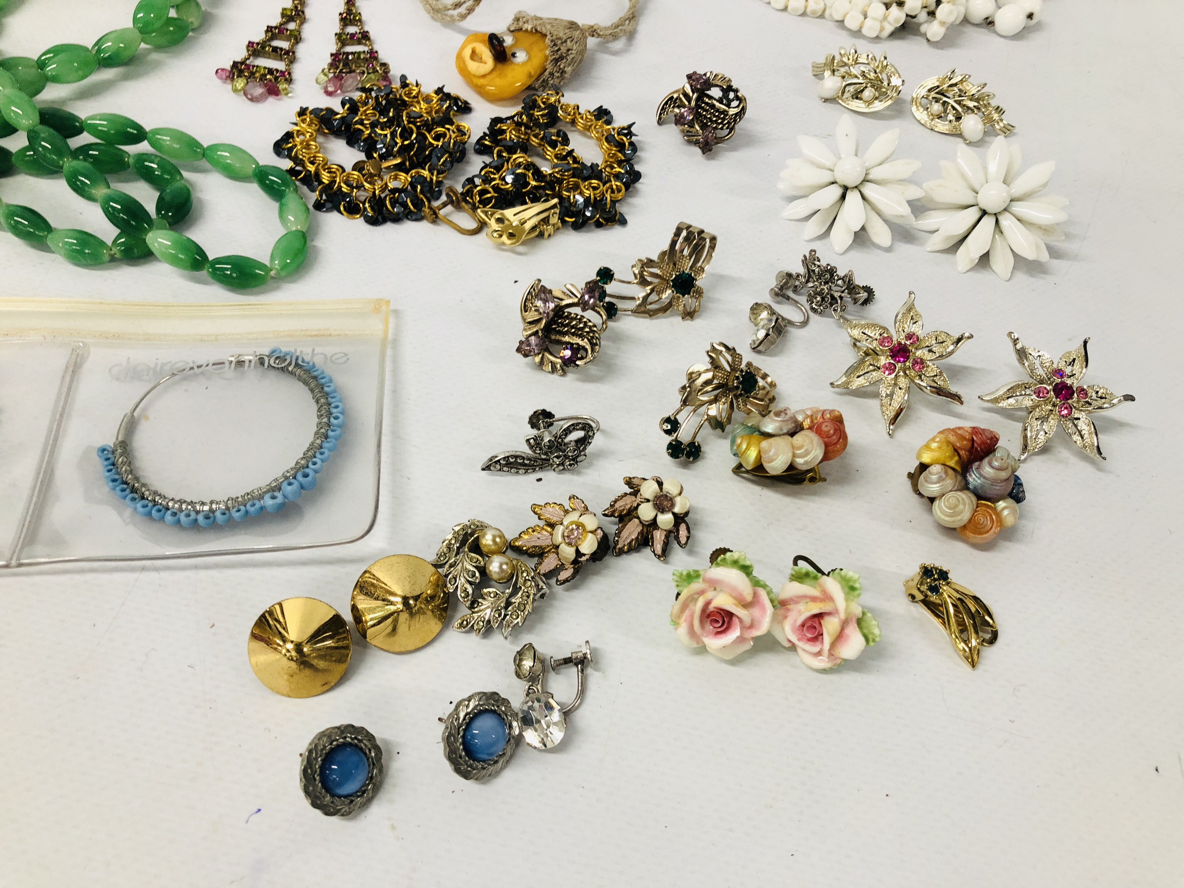 TWO BOXES OF ASSORTED COSTUME JEWELLERY INCLUDING BEADS AND PENDANTS, EARRINGS ETC. - Image 2 of 7