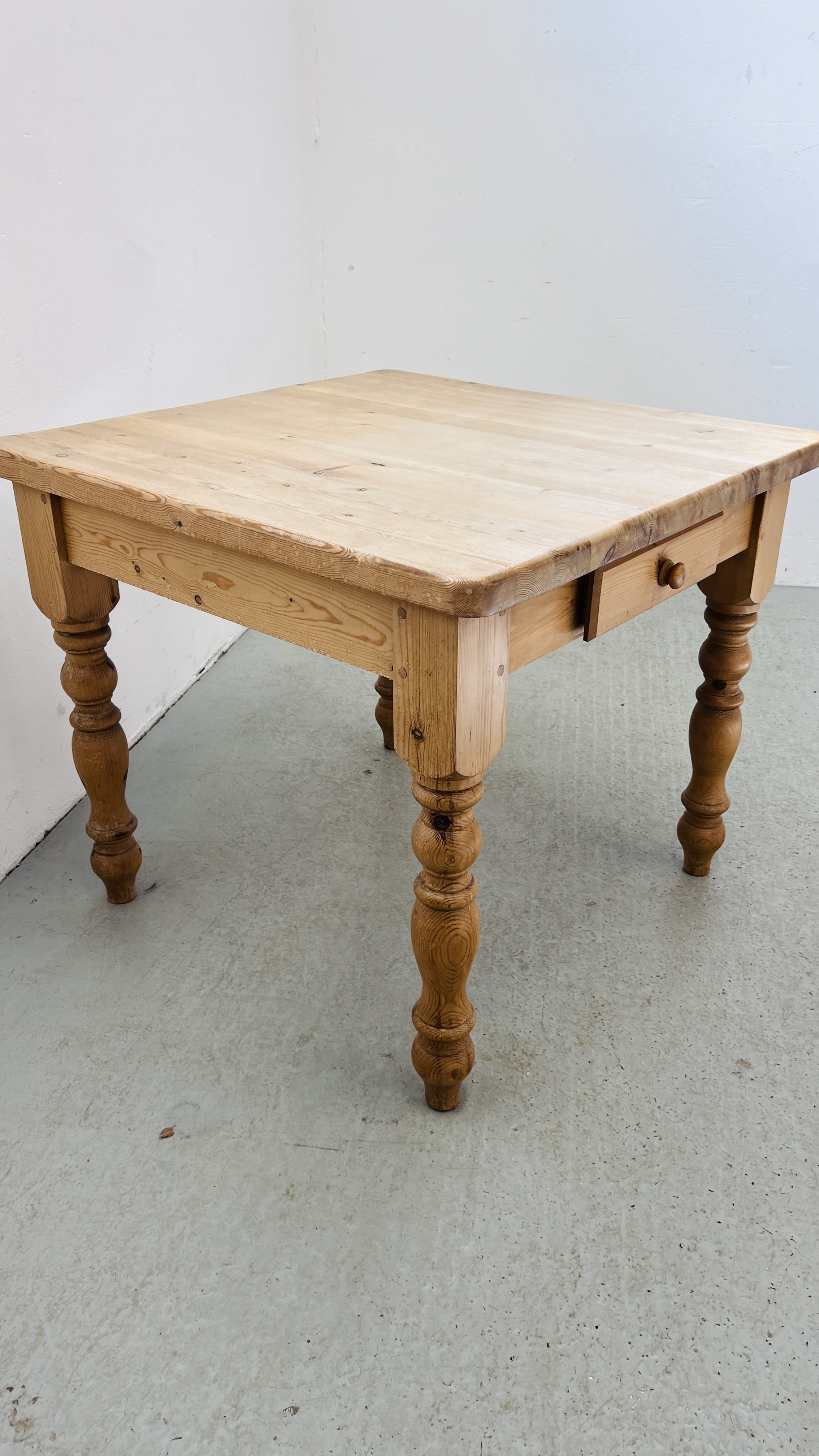 A MODERN HEAVY SOLID PINE KITCHEN TABLE ON TURNED LEGS WITH DRAWER W 90CM, D 91CM. - Image 6 of 7