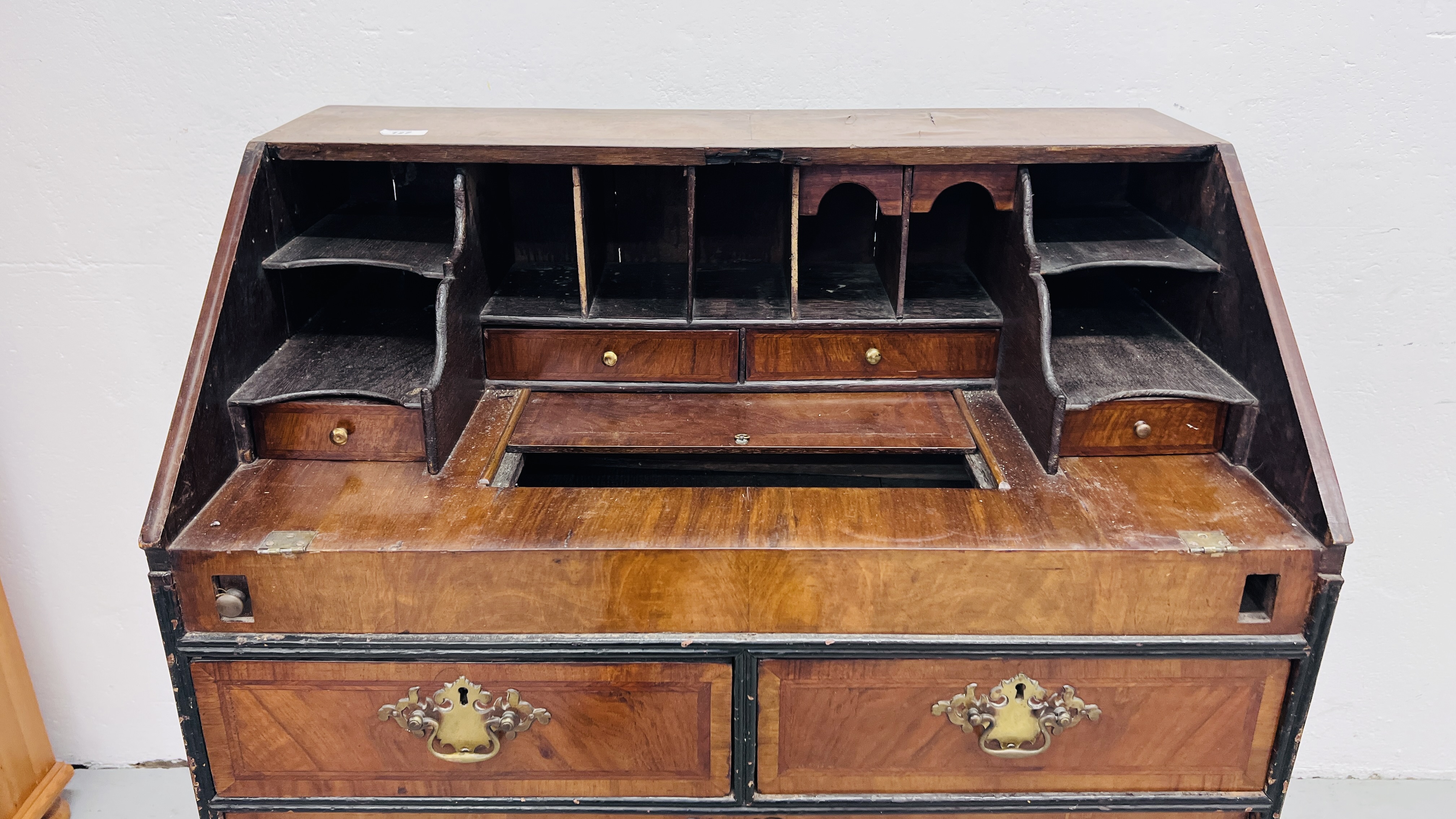 A GEORGE II WALNUT BUREAU, FALLING FRONT ENCLOSING FITTED INTERIOR WITH WELL, - Bild 6 aus 9