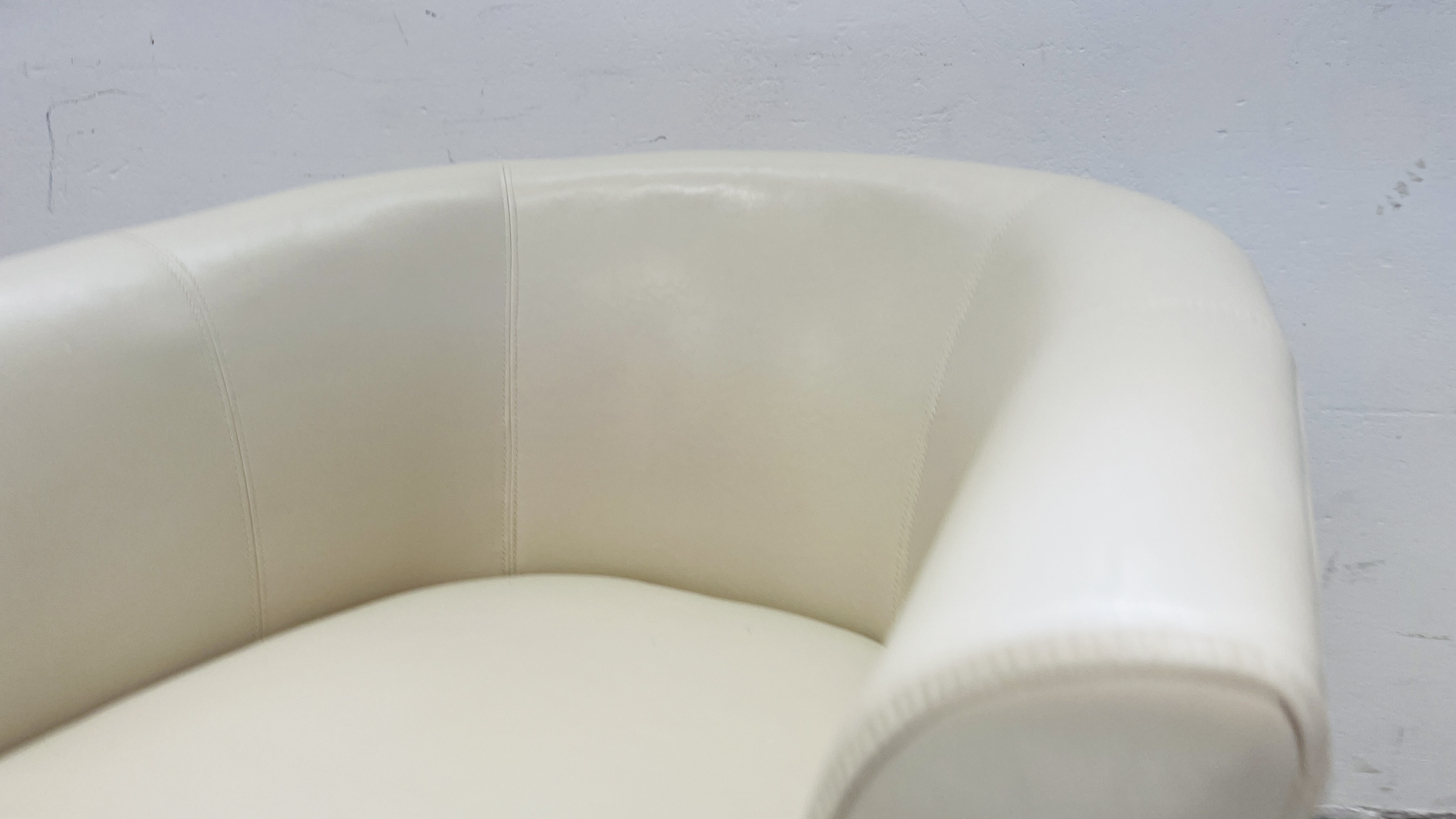 A MODERN CREAM FAUX LEATHER TUB CHAIR. - Image 3 of 5